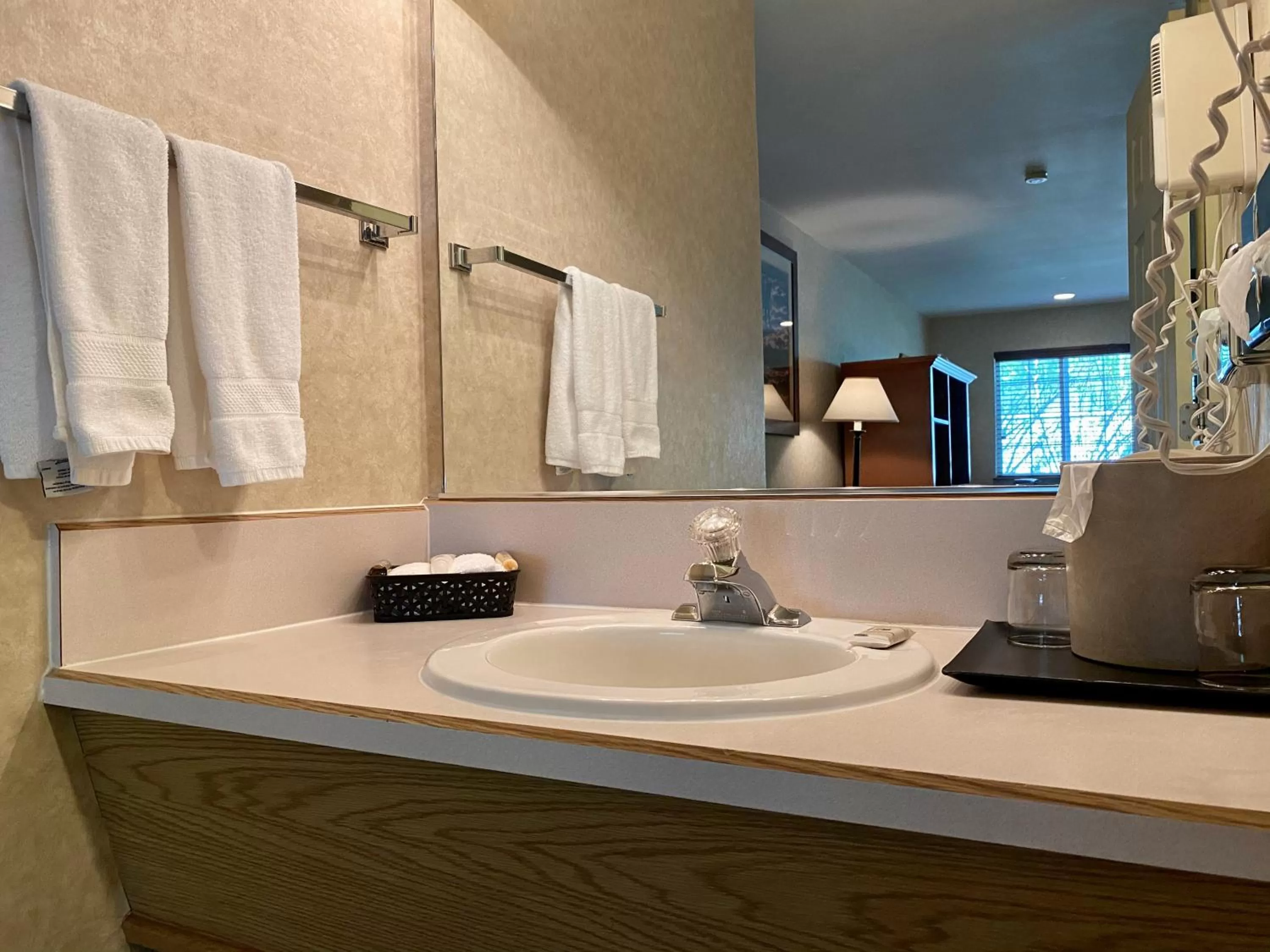 Bathroom in Cousin's Country Inn