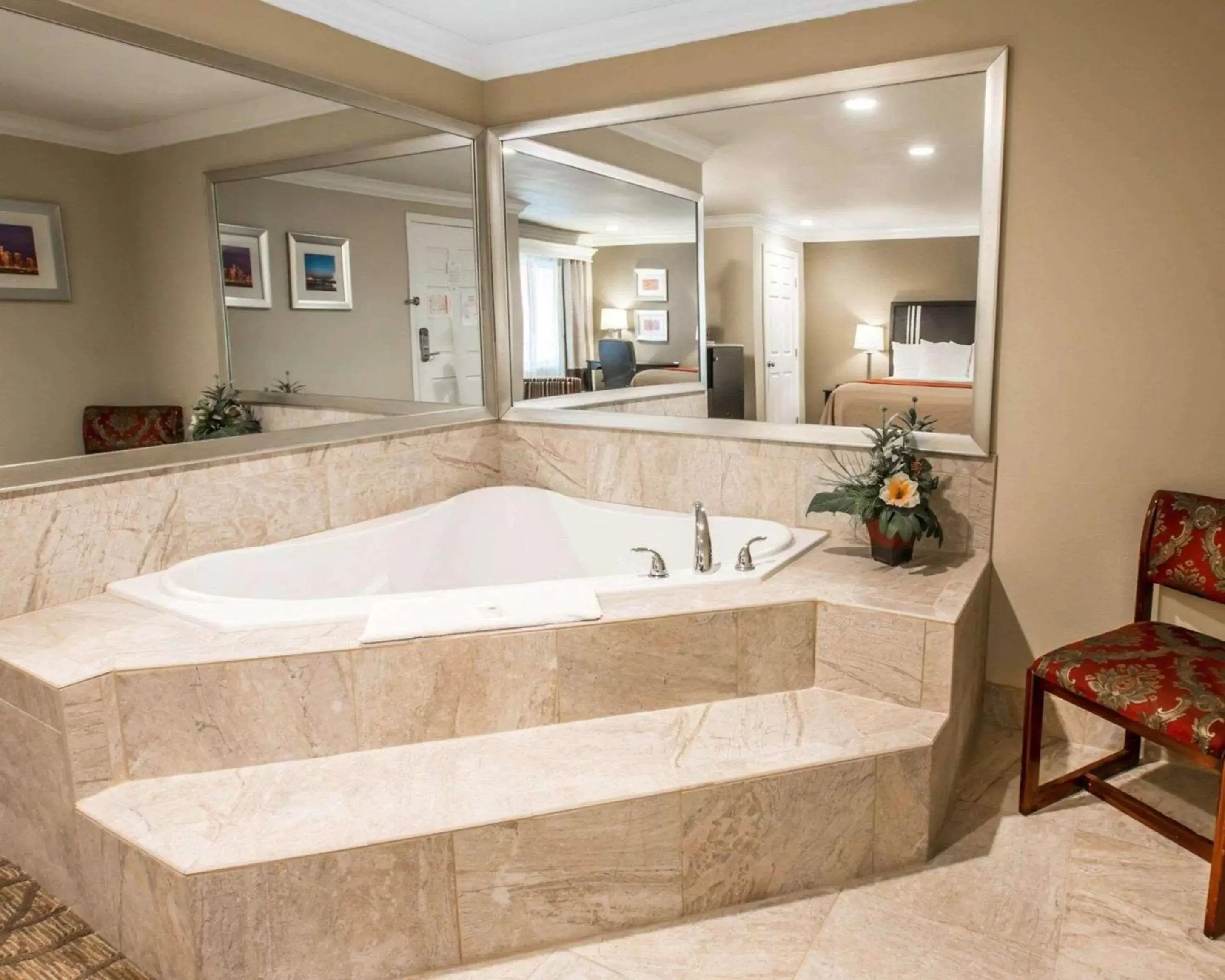 Superior Room, 1 King Bed, In-Room Whirlpool, Non Smoking in Quality Inn Downey Superior Room, 1 King Bed, In-Room Whirlpool, Non Smoking in Quality Inn Downey