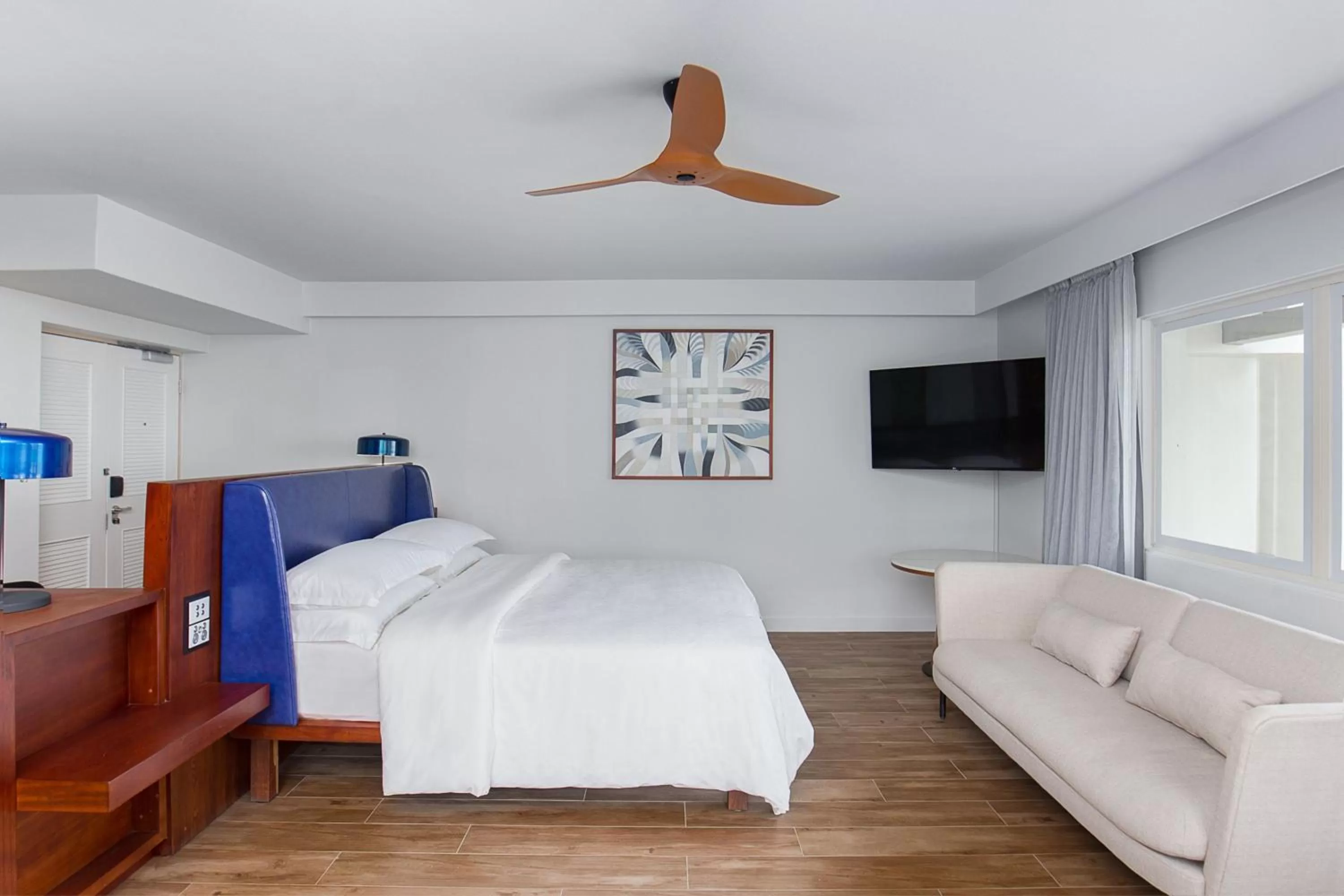 Photo of the whole room, Bed in Sheraton Fiji Golf & Beach Resort