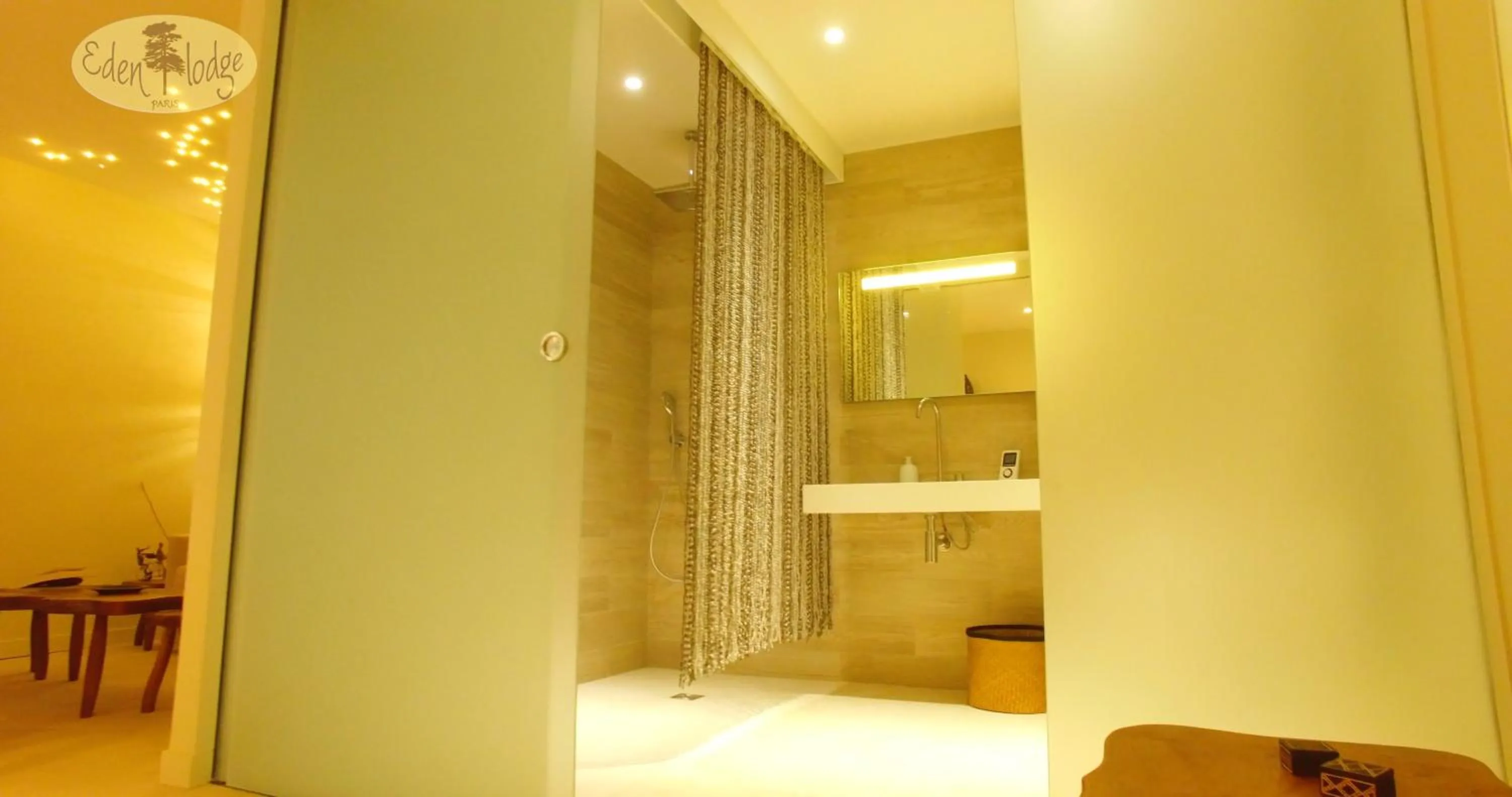 Bathroom in Eden Lodge Paris