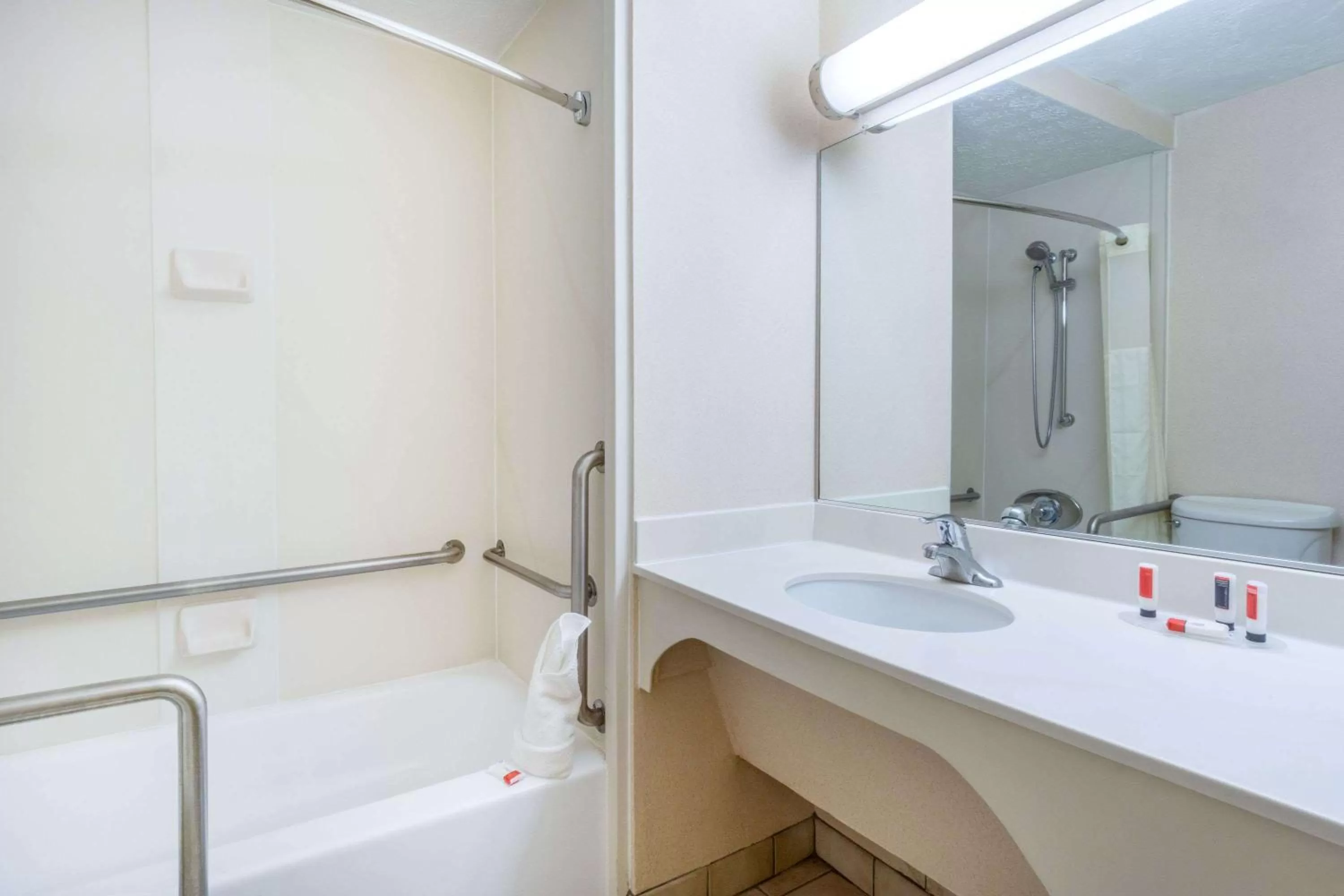 Bathroom in Days Inn by Wyndham Columbus Airport