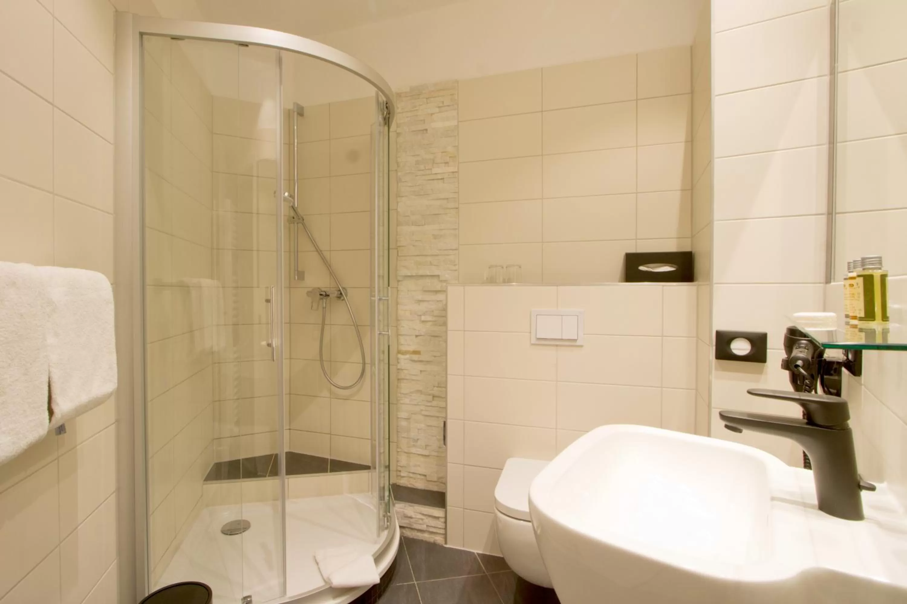 Shower in Hotel Schweriner Hof