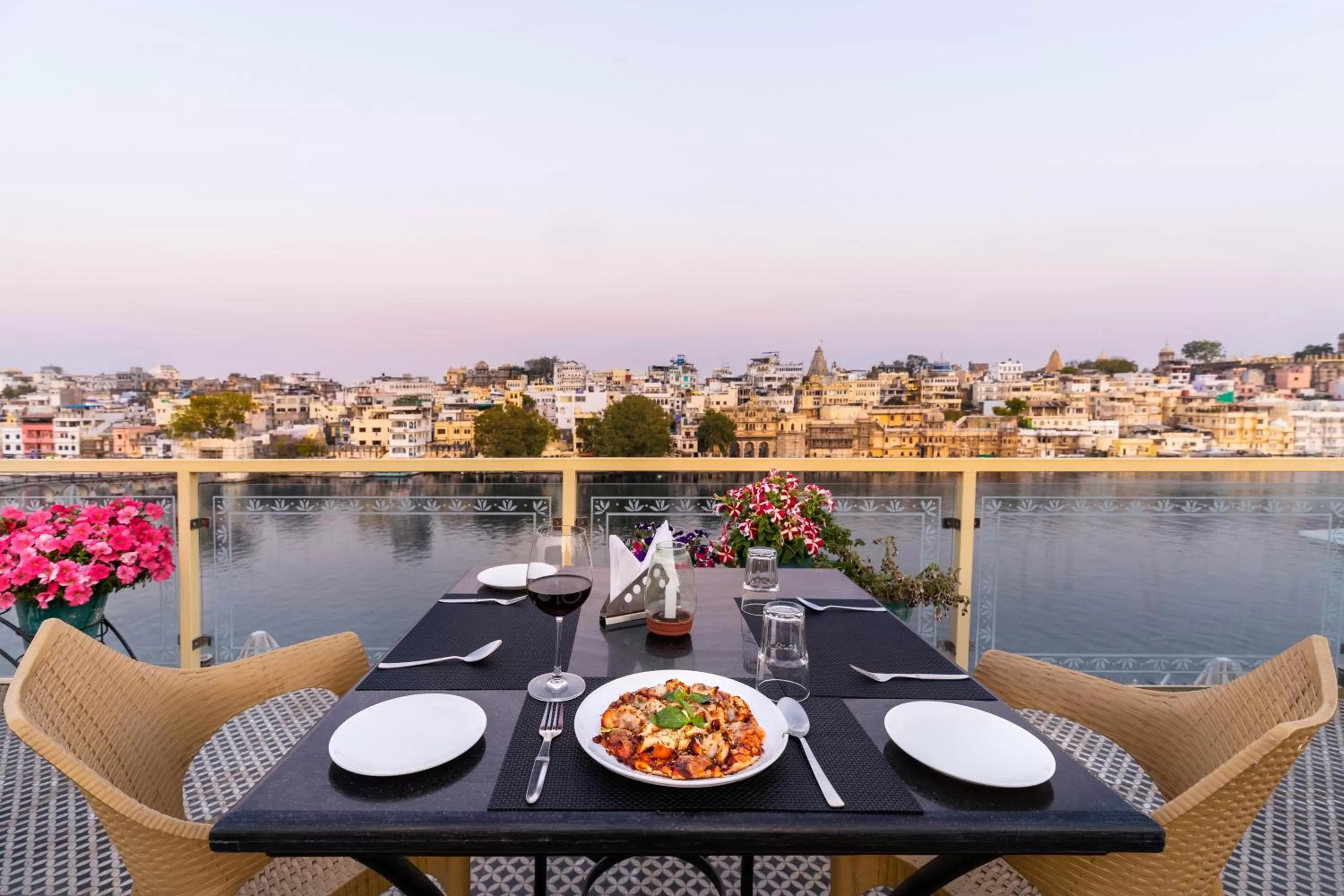 Restaurant/places to eat in Sarovar - Lake Facing Boutique Hotel On Lake Pichola