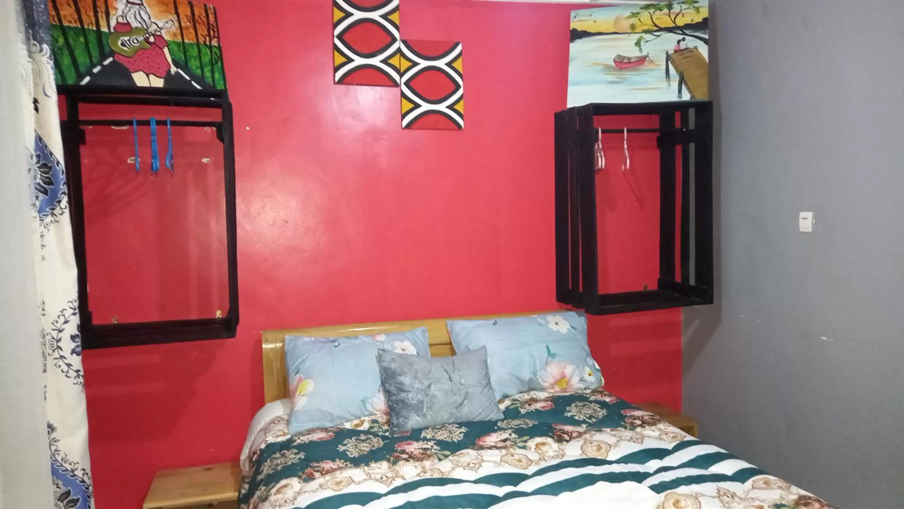 Bed in Tommy's Budget Rooms