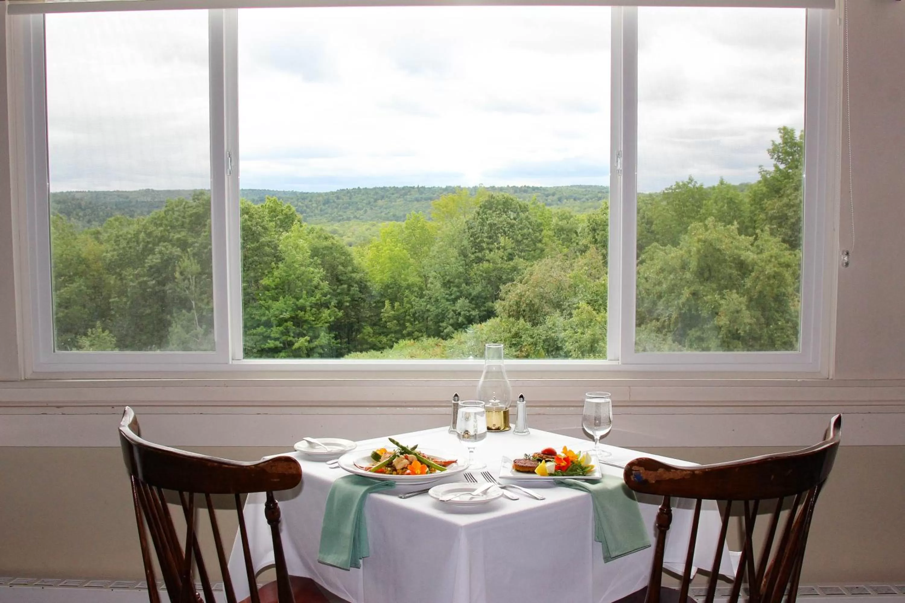 Restaurant/places to eat in The Lucerne Inn