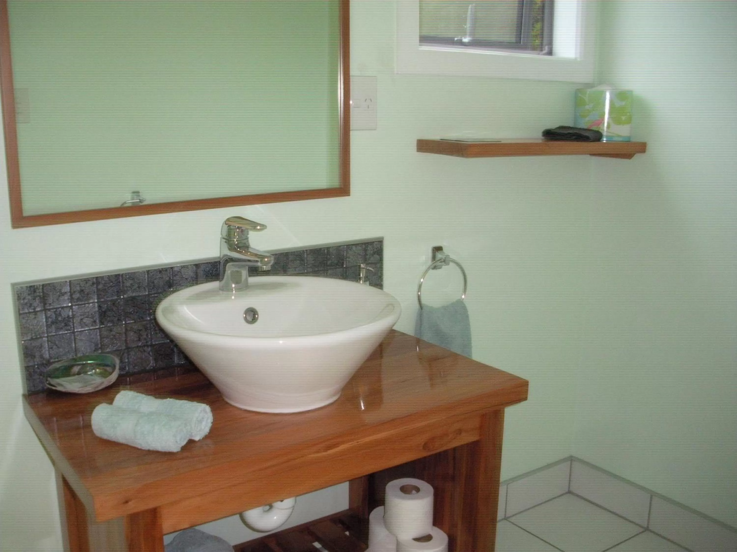 Bathroom in Mahinapua Retreat B&B