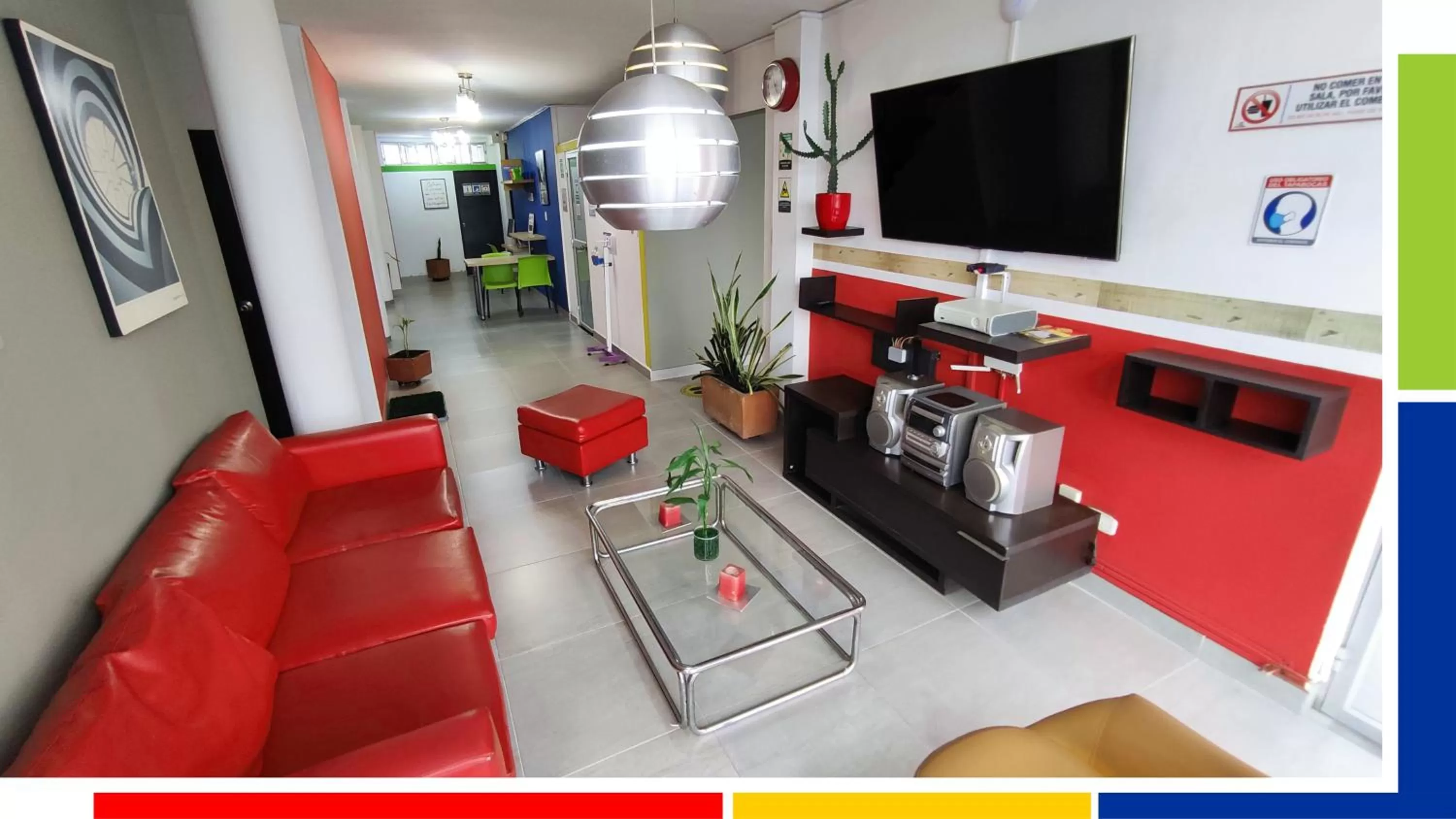 Communal lounge/ TV room, TV/Entertainment Center in HOTEL COLOURS Cali