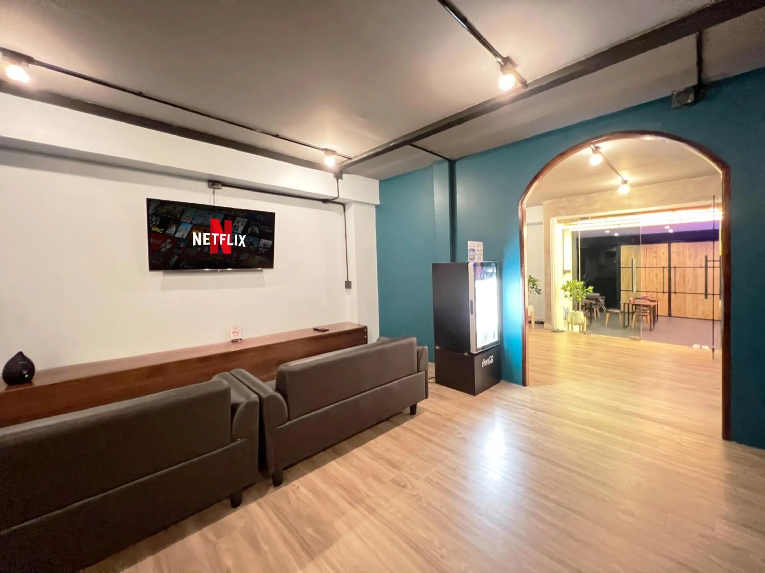 Communal lounge/ TV room in Airport Mini Hostel at Don Muang Airport