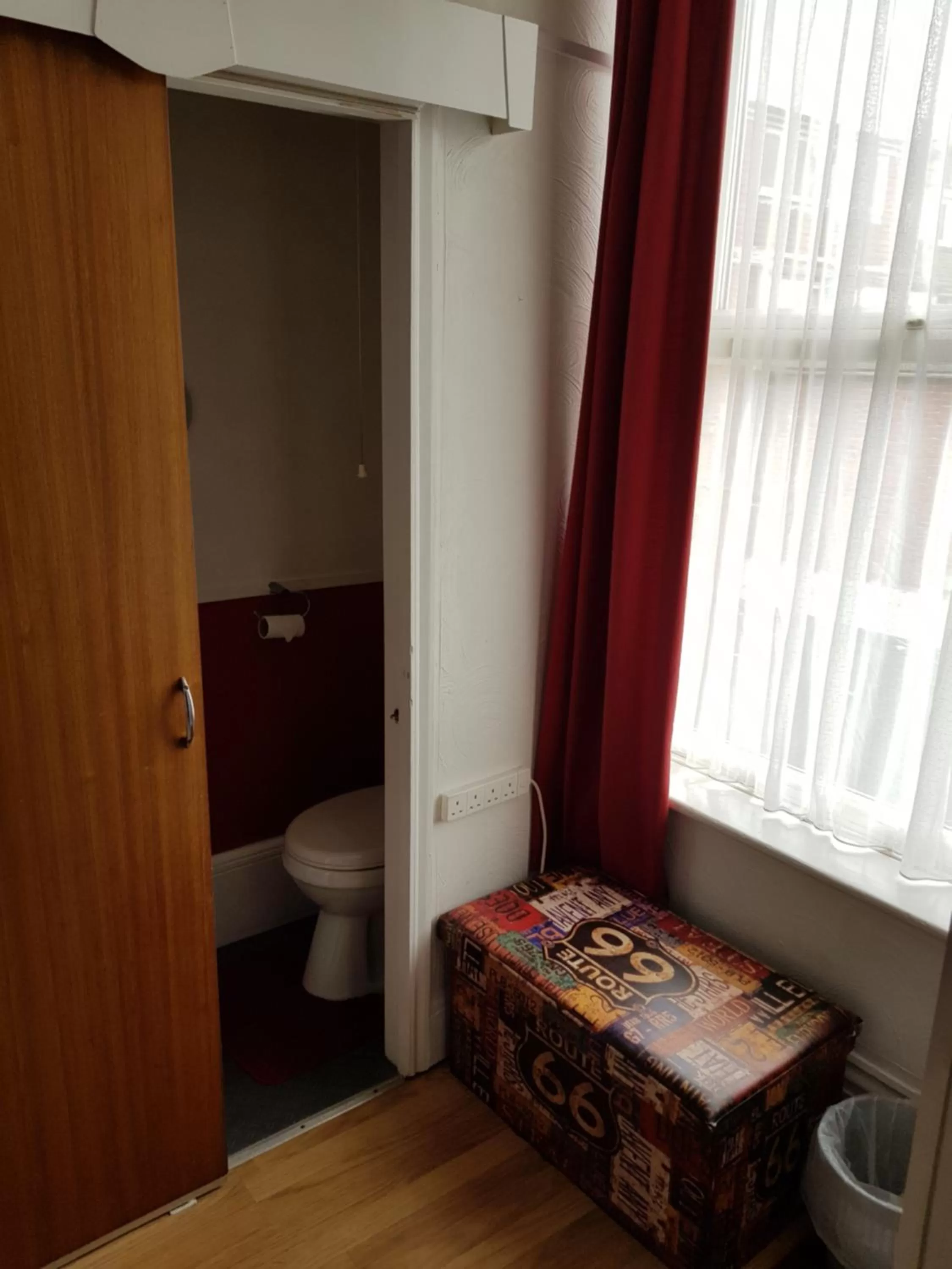 Toilet, Bed in Sunnyside Hotel