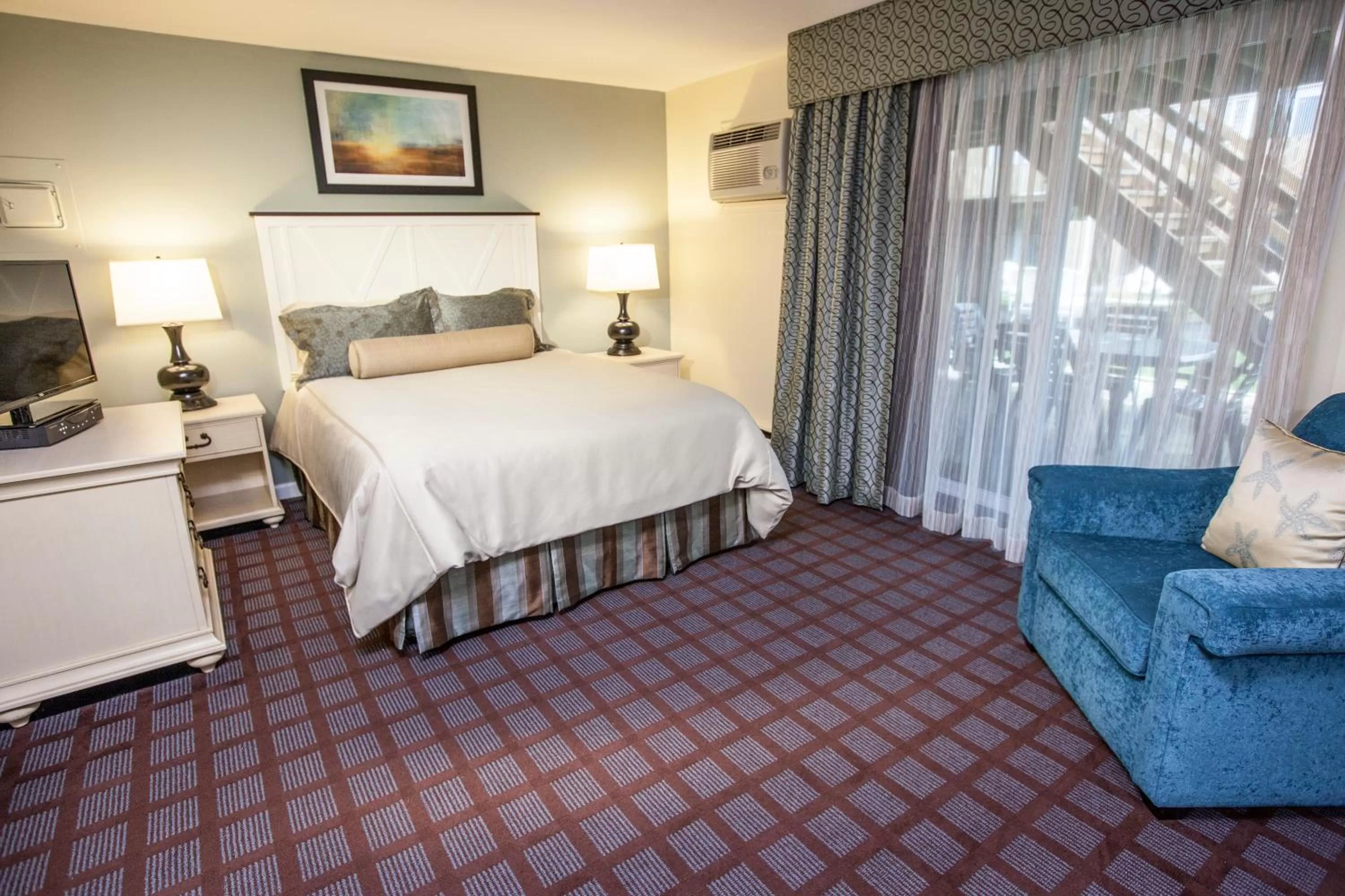 Photo of the whole room, Bed in Cape Winds Resort