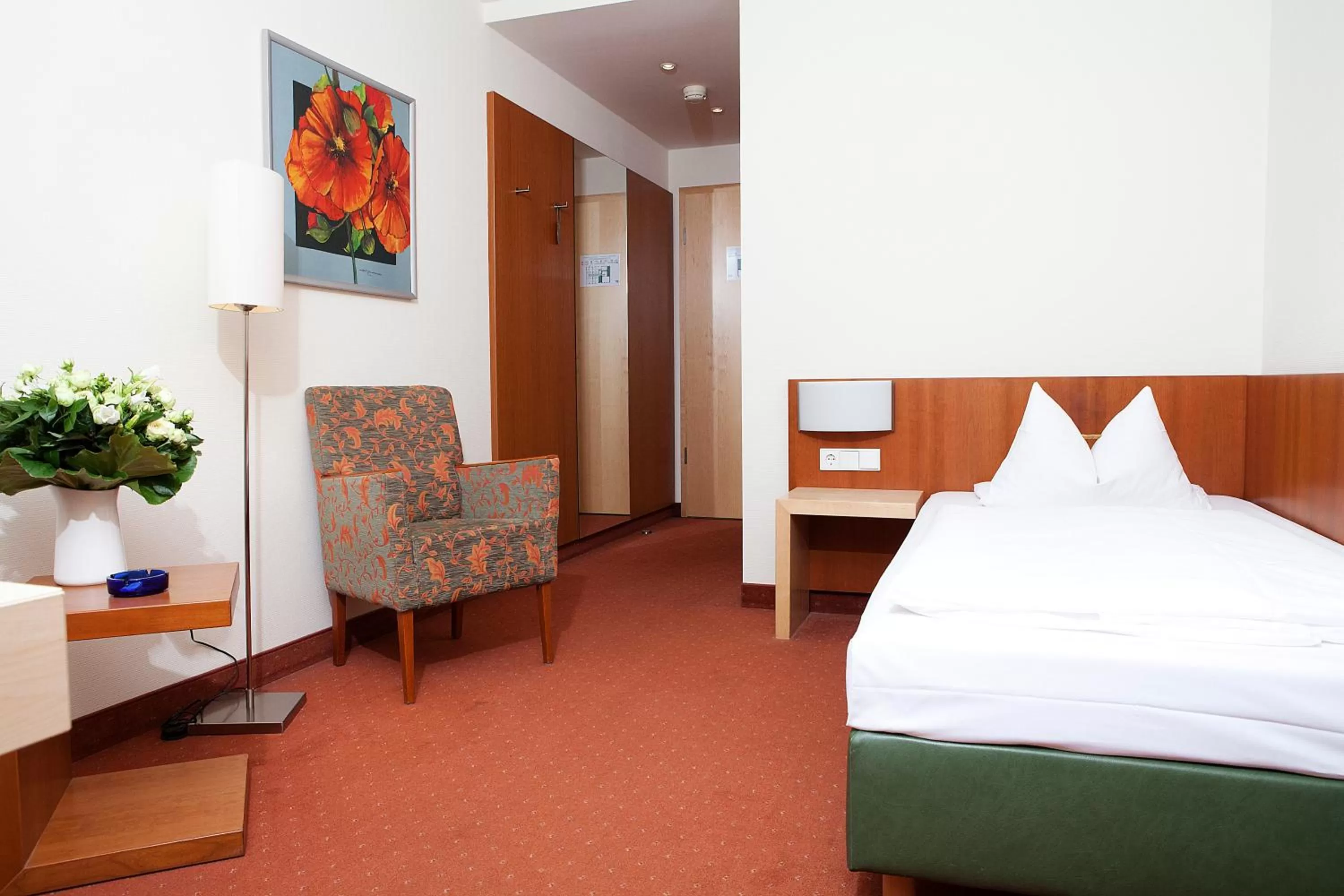 Photo of the whole room, Bed in Hotel Flandrischer Hof