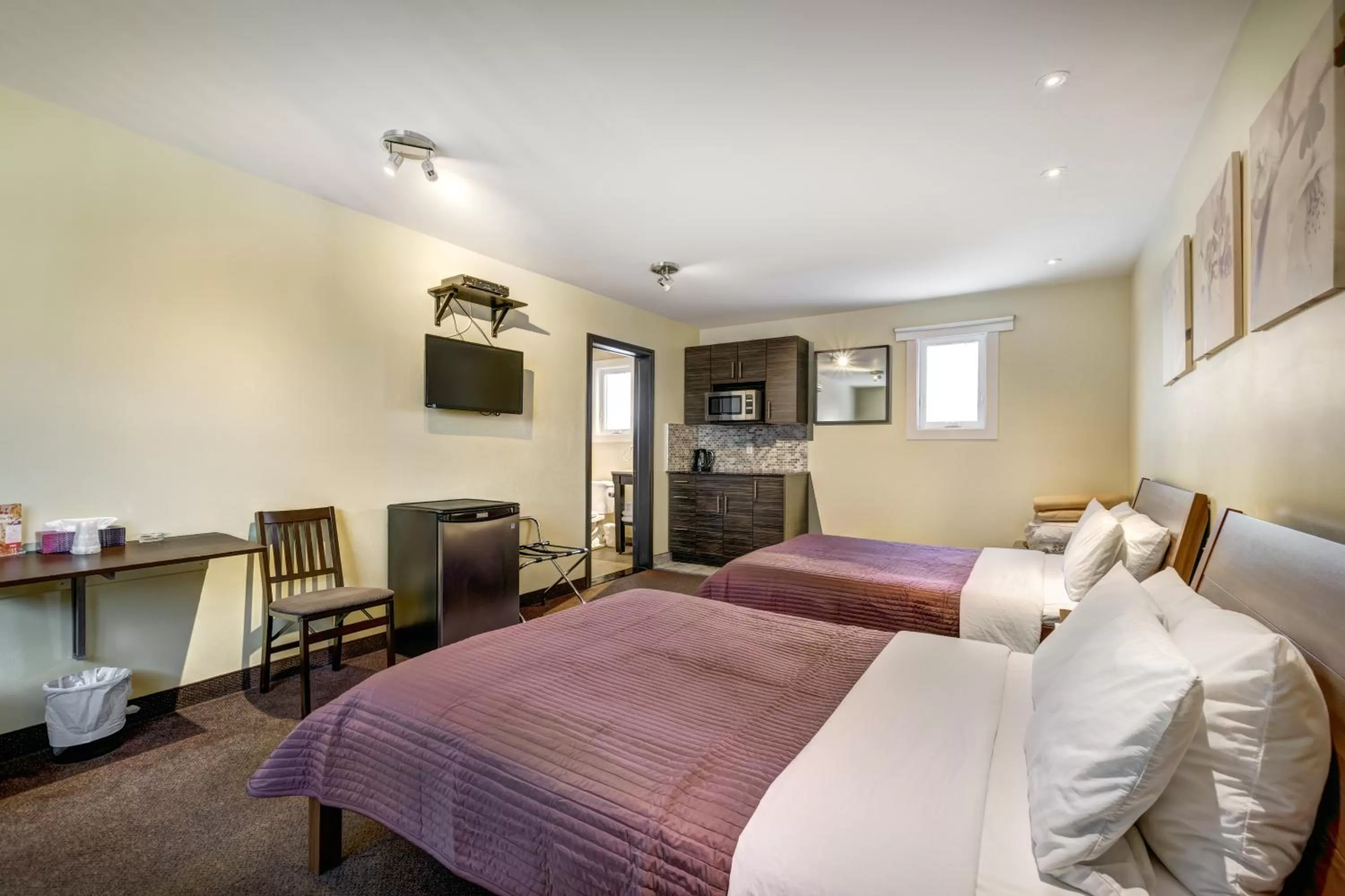 Photo of the whole room, Bed in Auberge St. Jacques