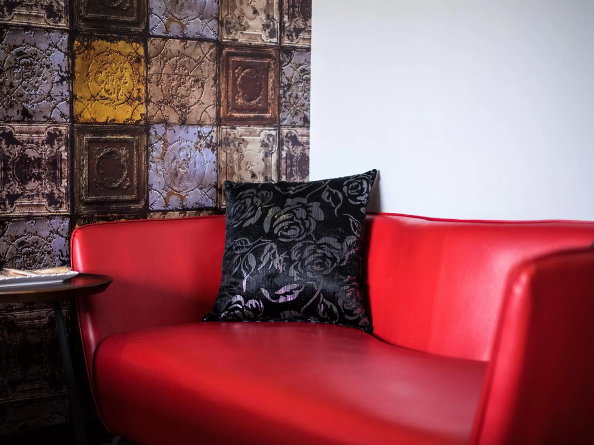 Photo of the whole room in 3 Door Hotel