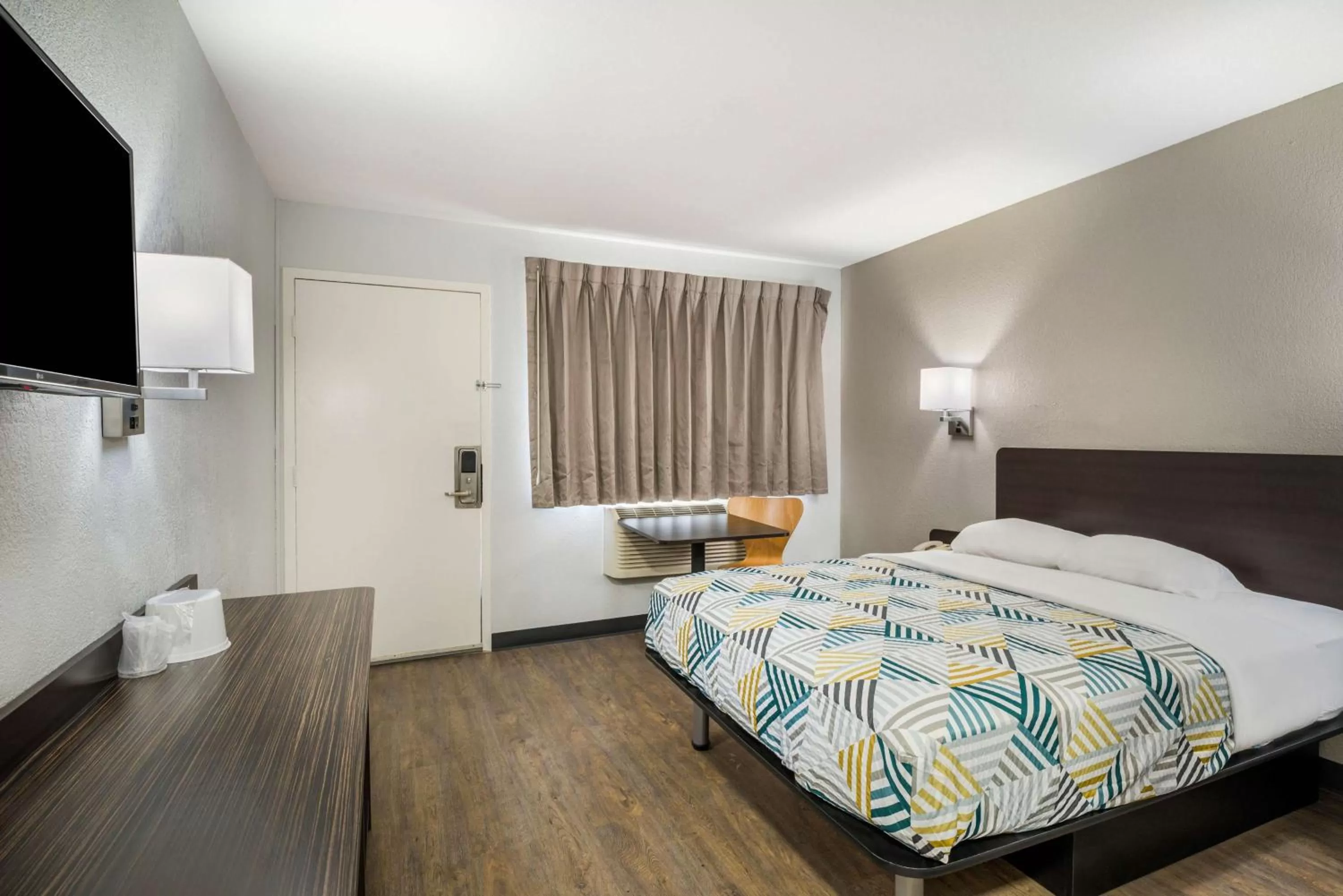 Photo of the whole room, Bed in Motel 6-Sandston, VA - Richmond, Va