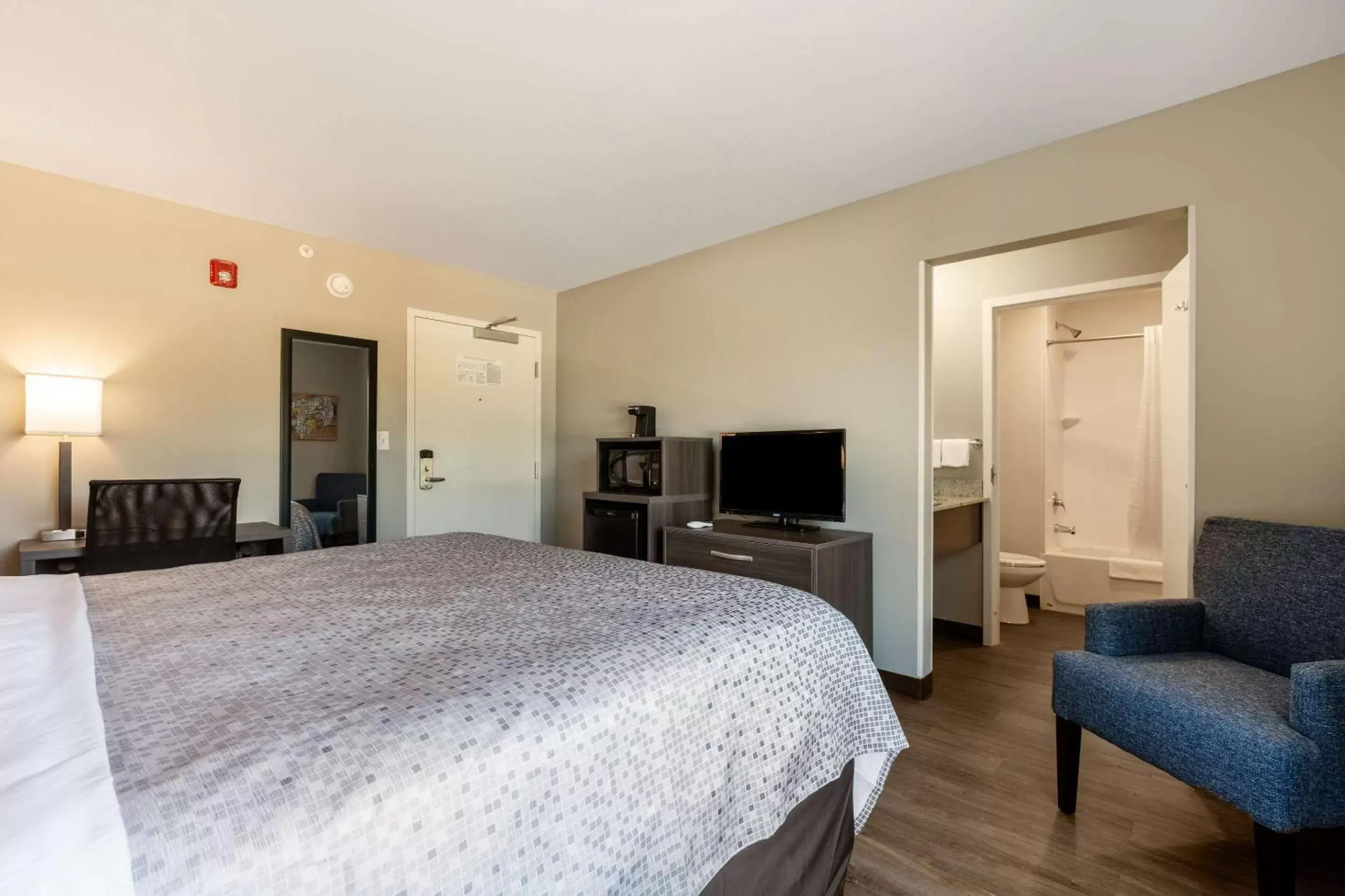 Standard King Room - Non-Smoking in Econo Lodge Standard King Room - Non-Smoking in Econo Lodge