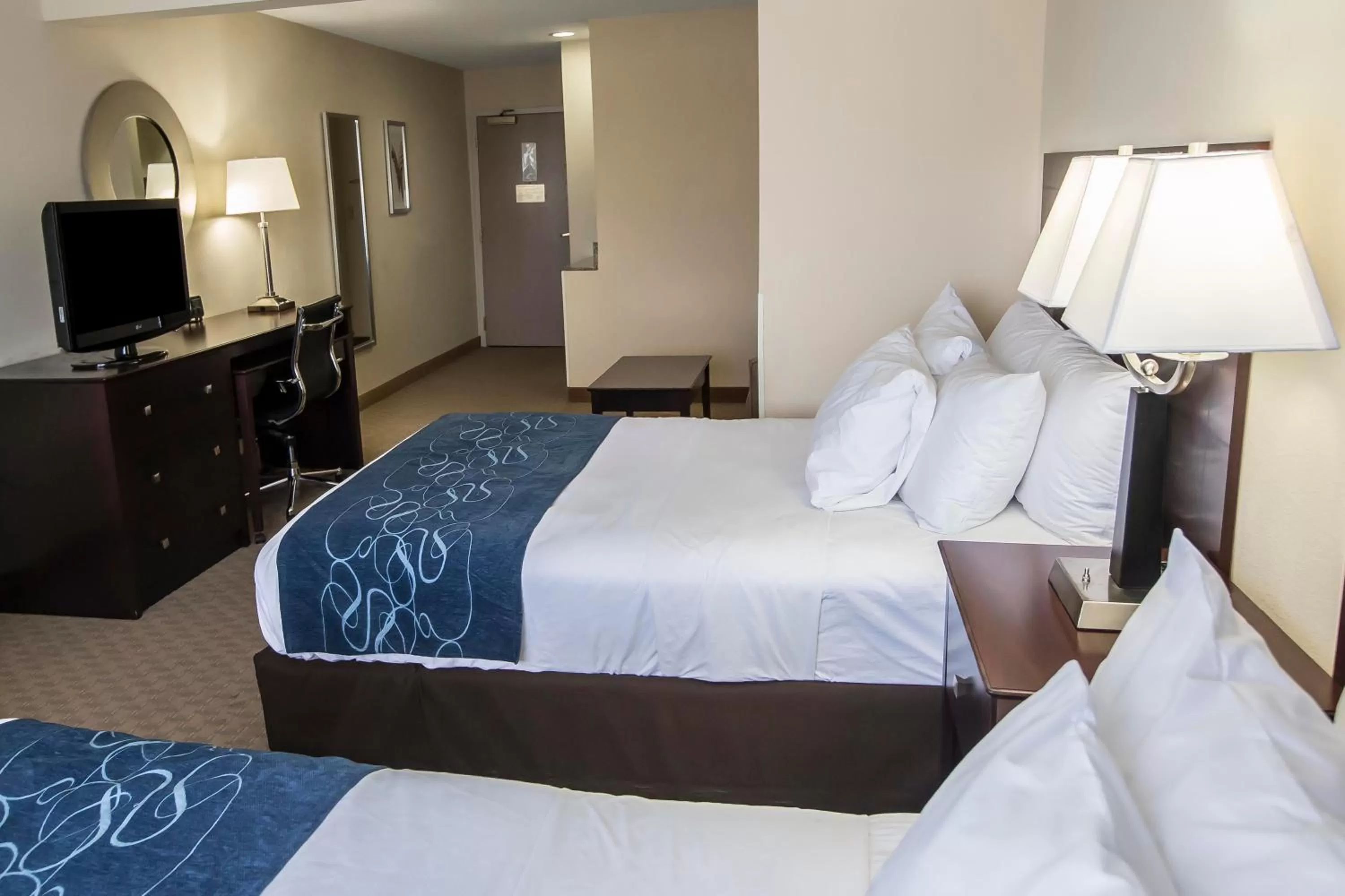 Photo of the whole room, Bed in Comfort Suites University Area Notre Dame-South Bend