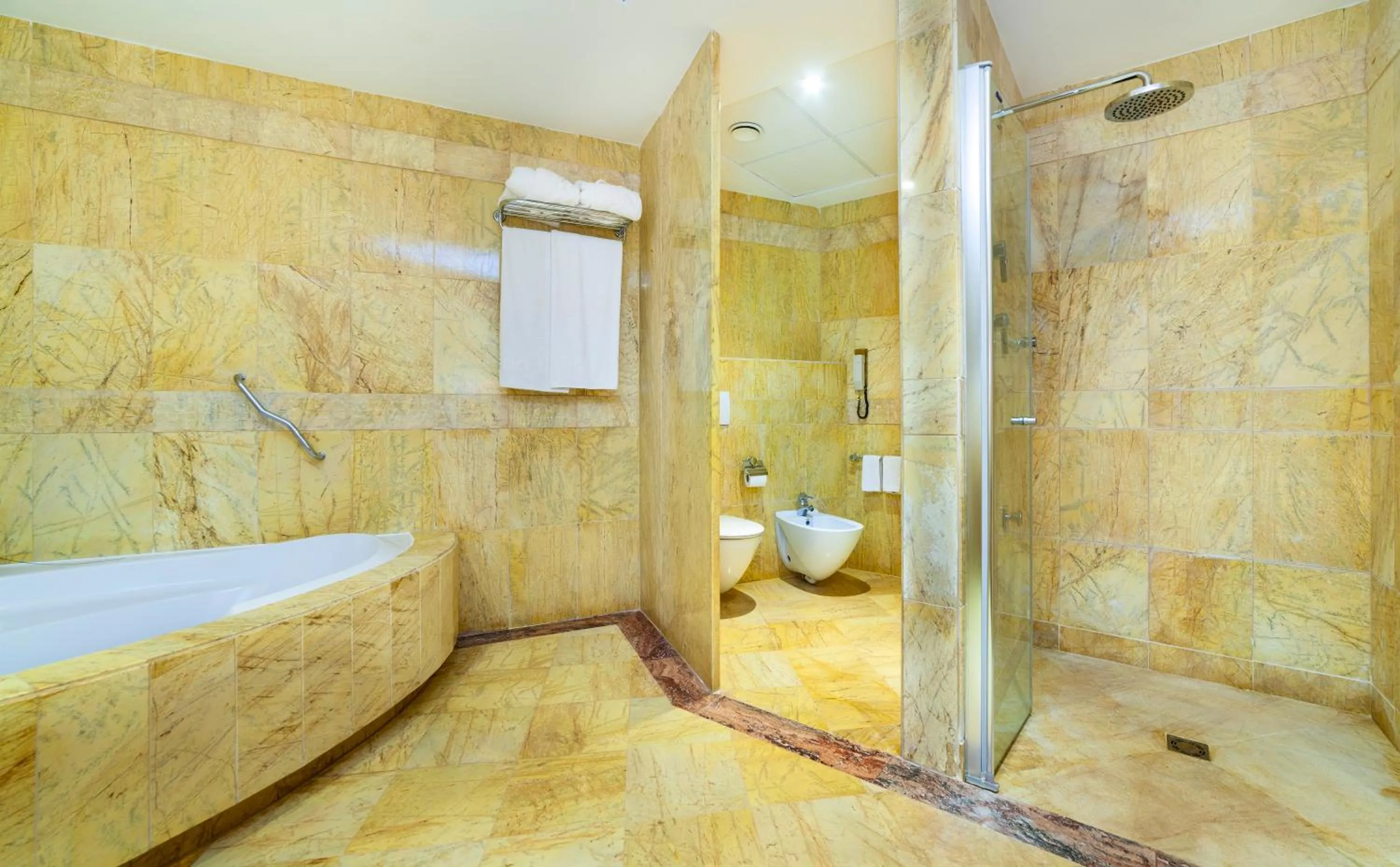 Bathroom in Hotel Serrano Palace