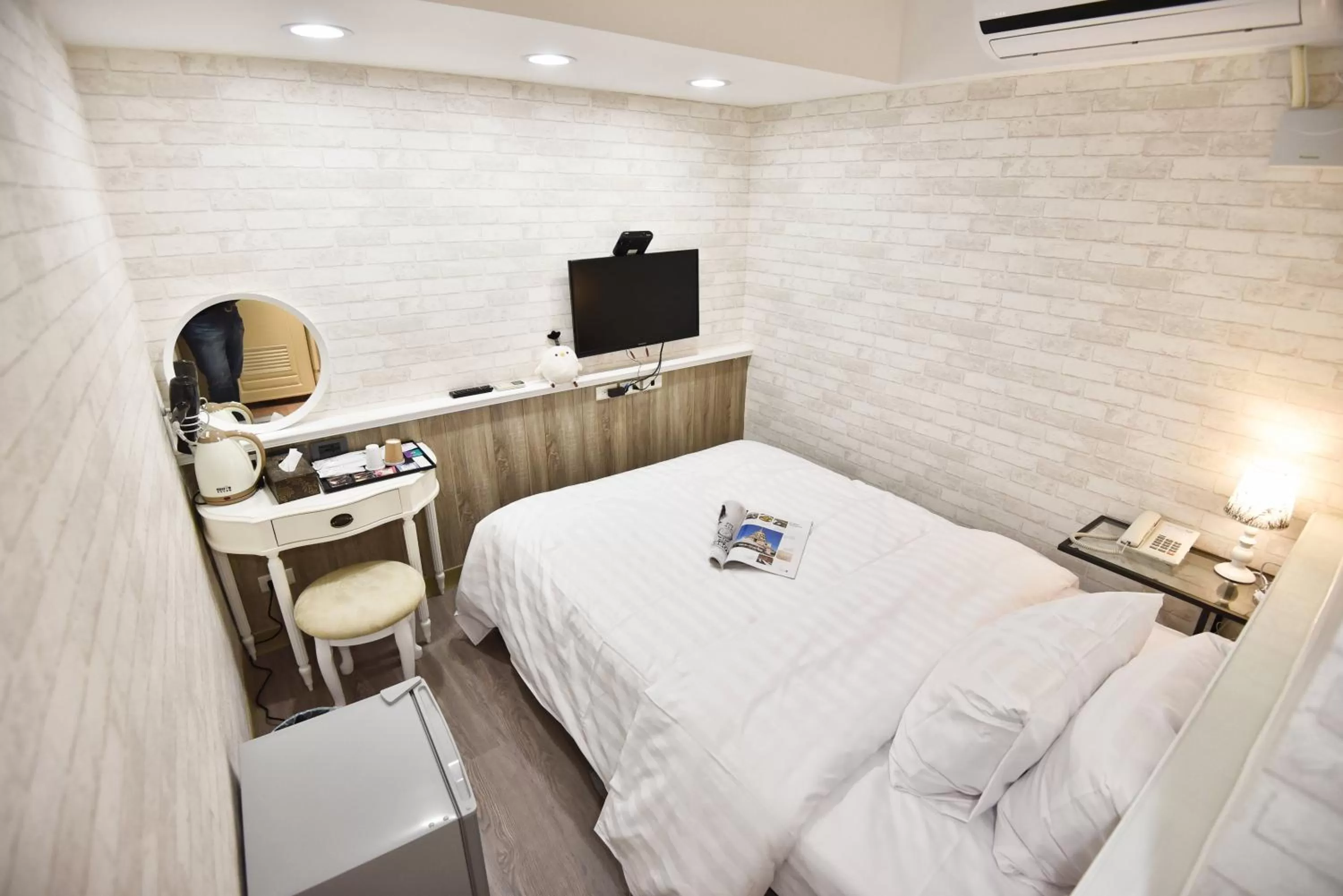 Photo of the whole room, Bed in Migo Hotel