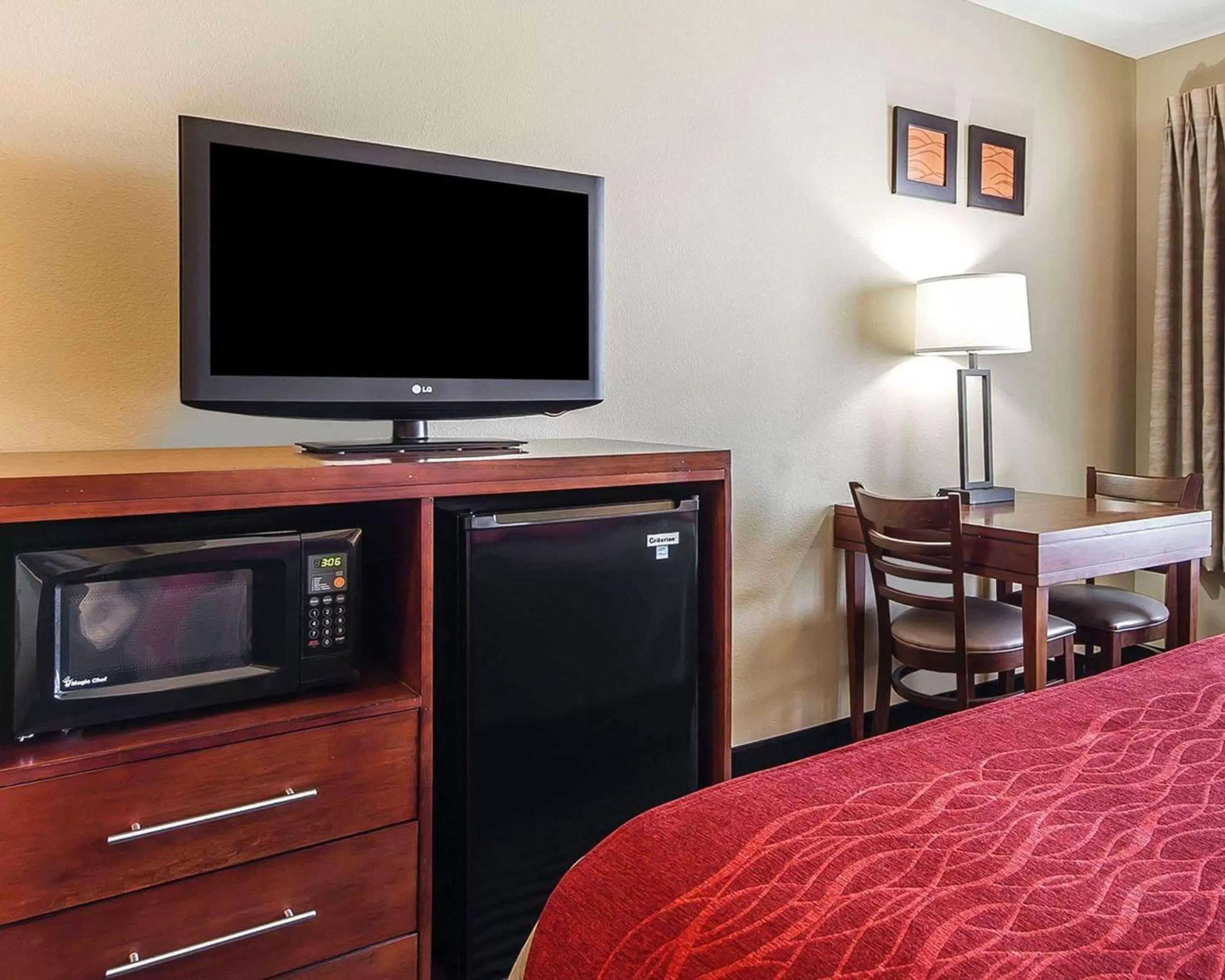 Photo of the whole room, Bed in Comfort Inn Owatonna near Medical Center
