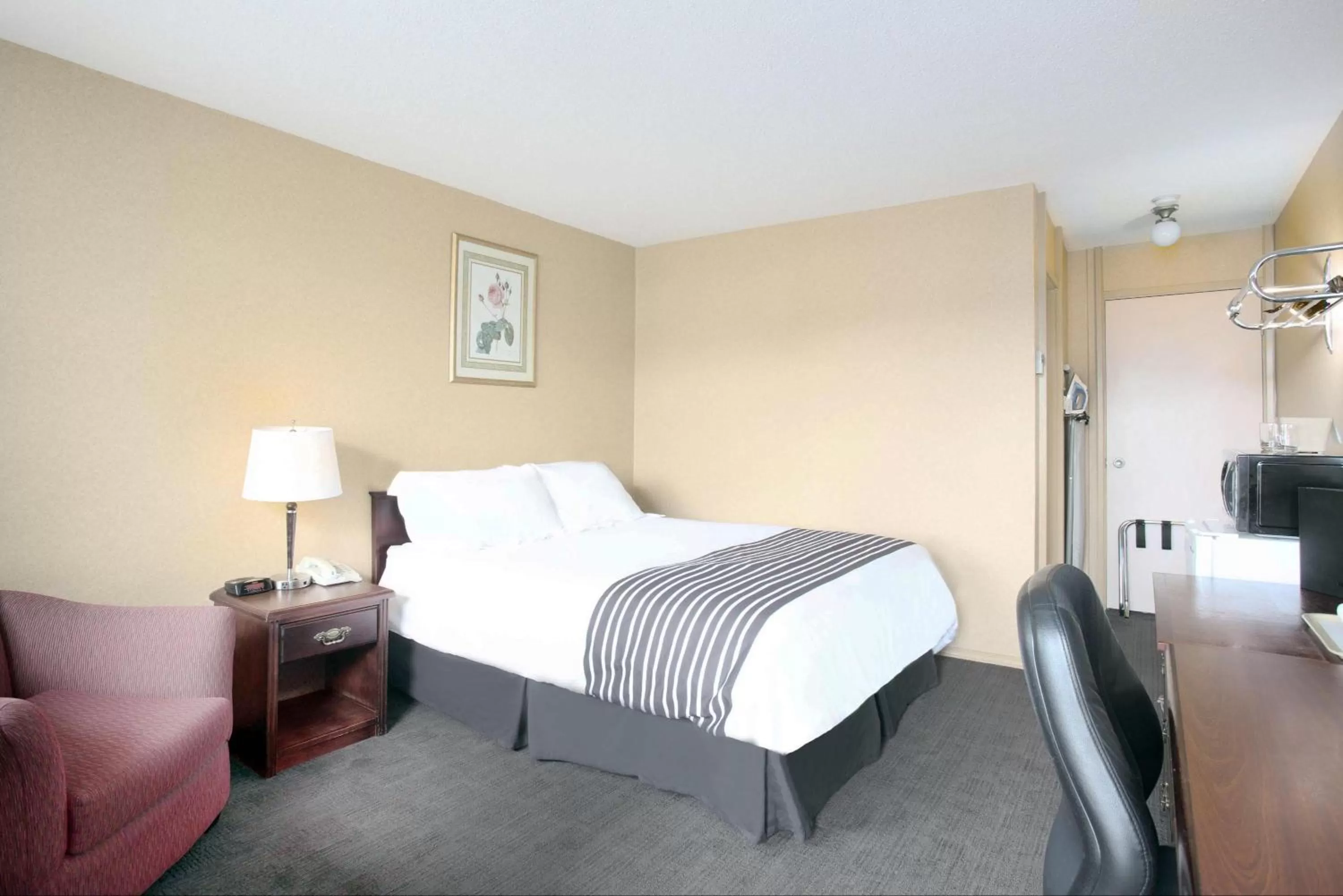 Photo of the whole room, Bed in Sandman Inn Princeton