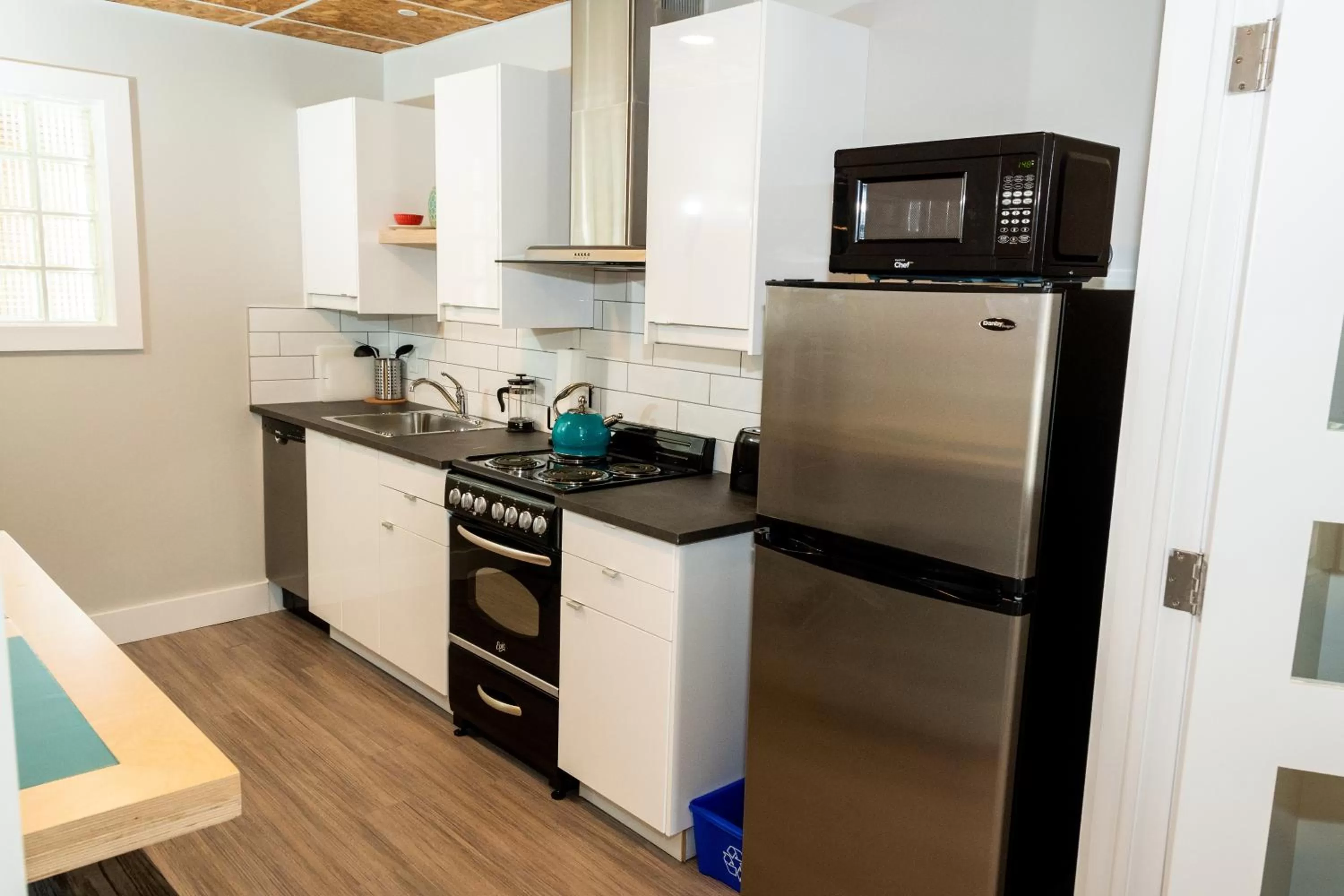 Kitchen or kitchenette in Morel Executive Suites