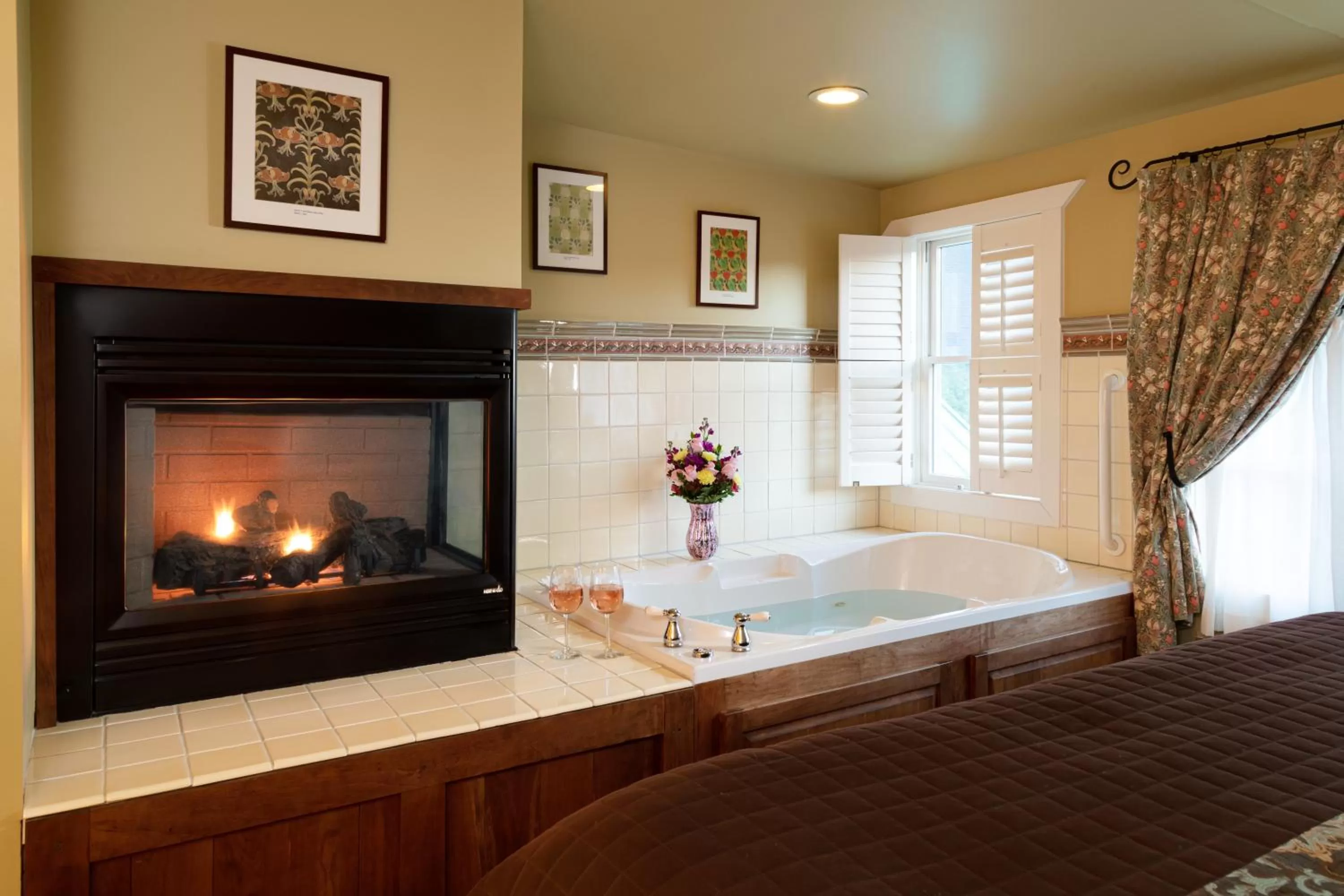 Bed in Lake Pointe Inn