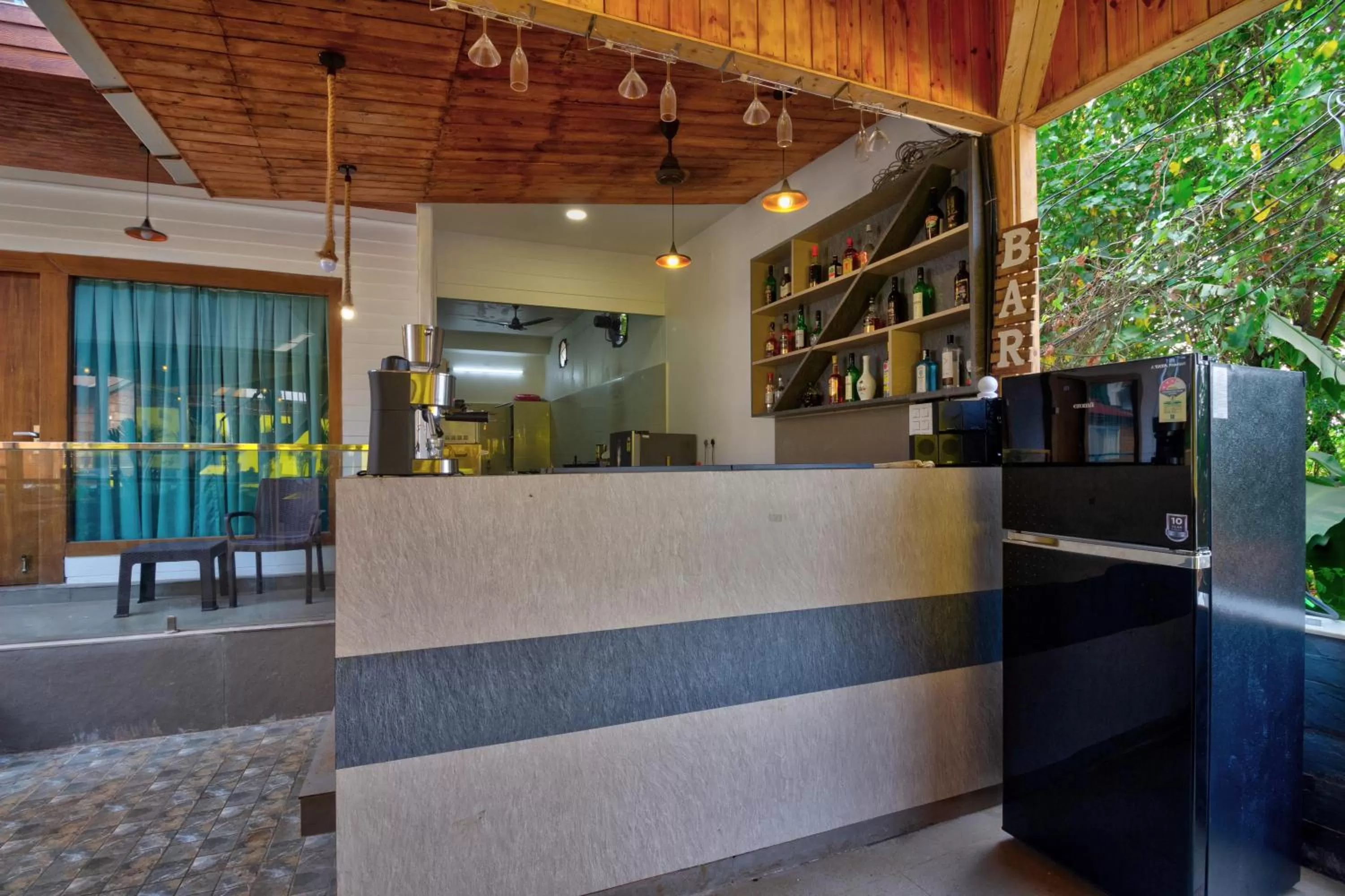 Restaurant/places to eat in Oceano Beach Resort