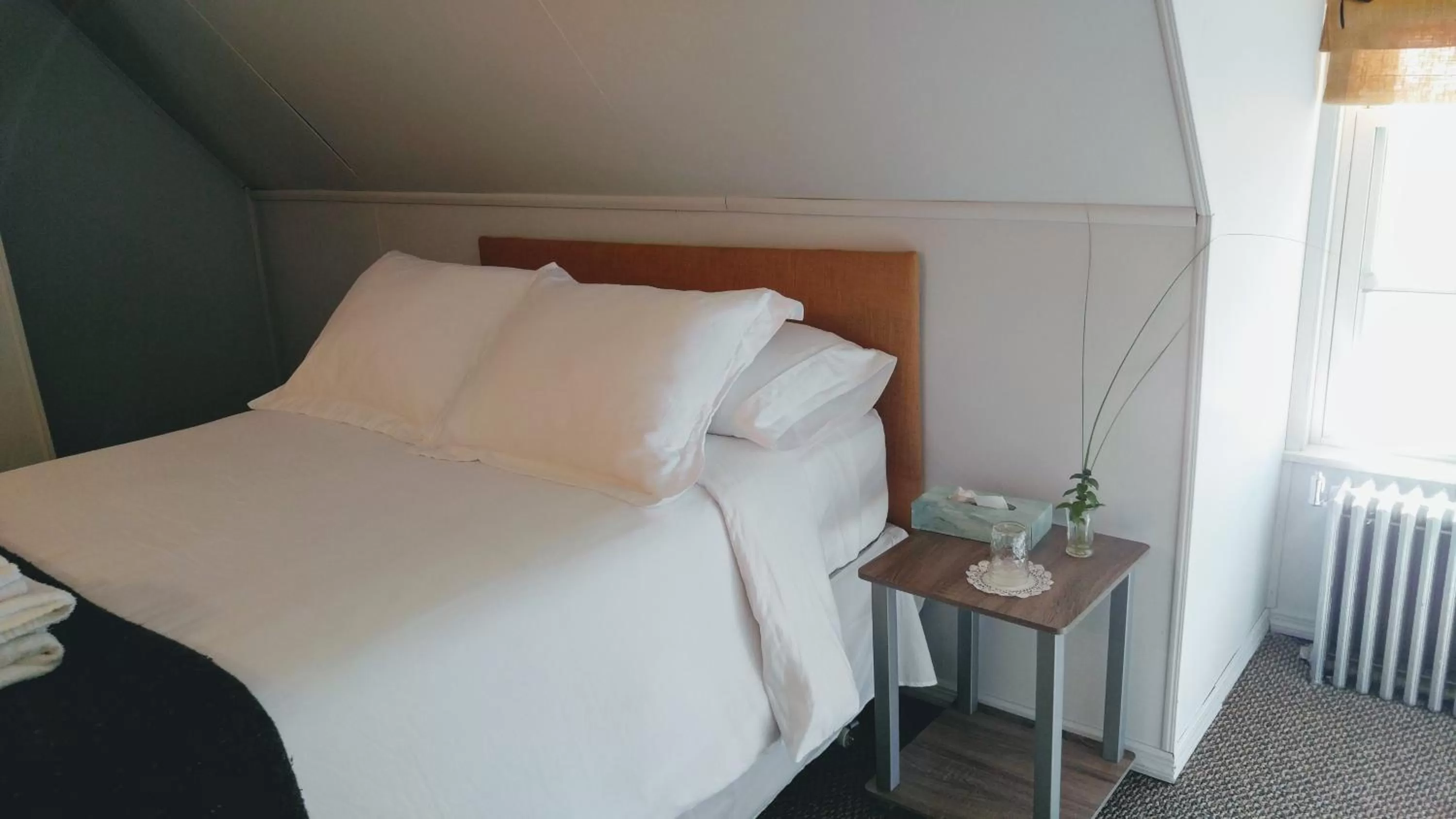 Bed in Pine Hill Arms Hotel