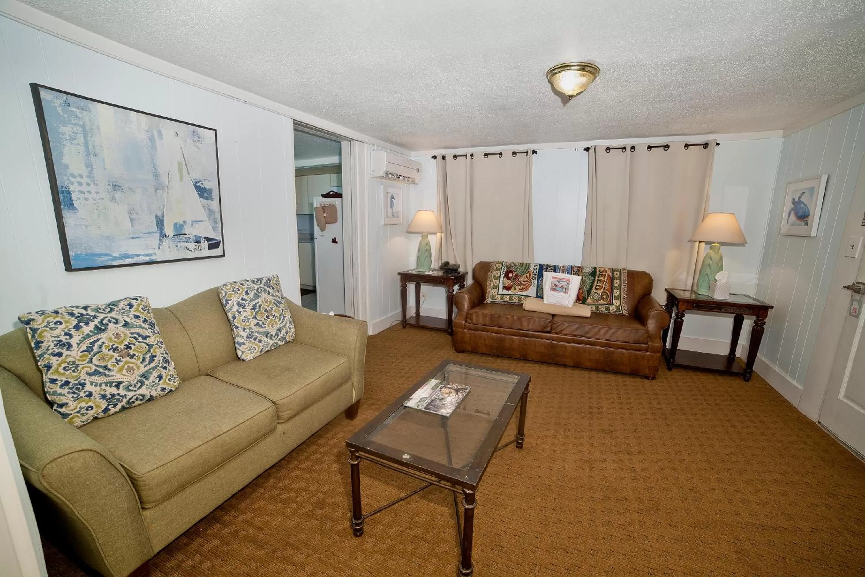 Seating Area in Georgianne Inn & Suites check in 212 Bulter Ave