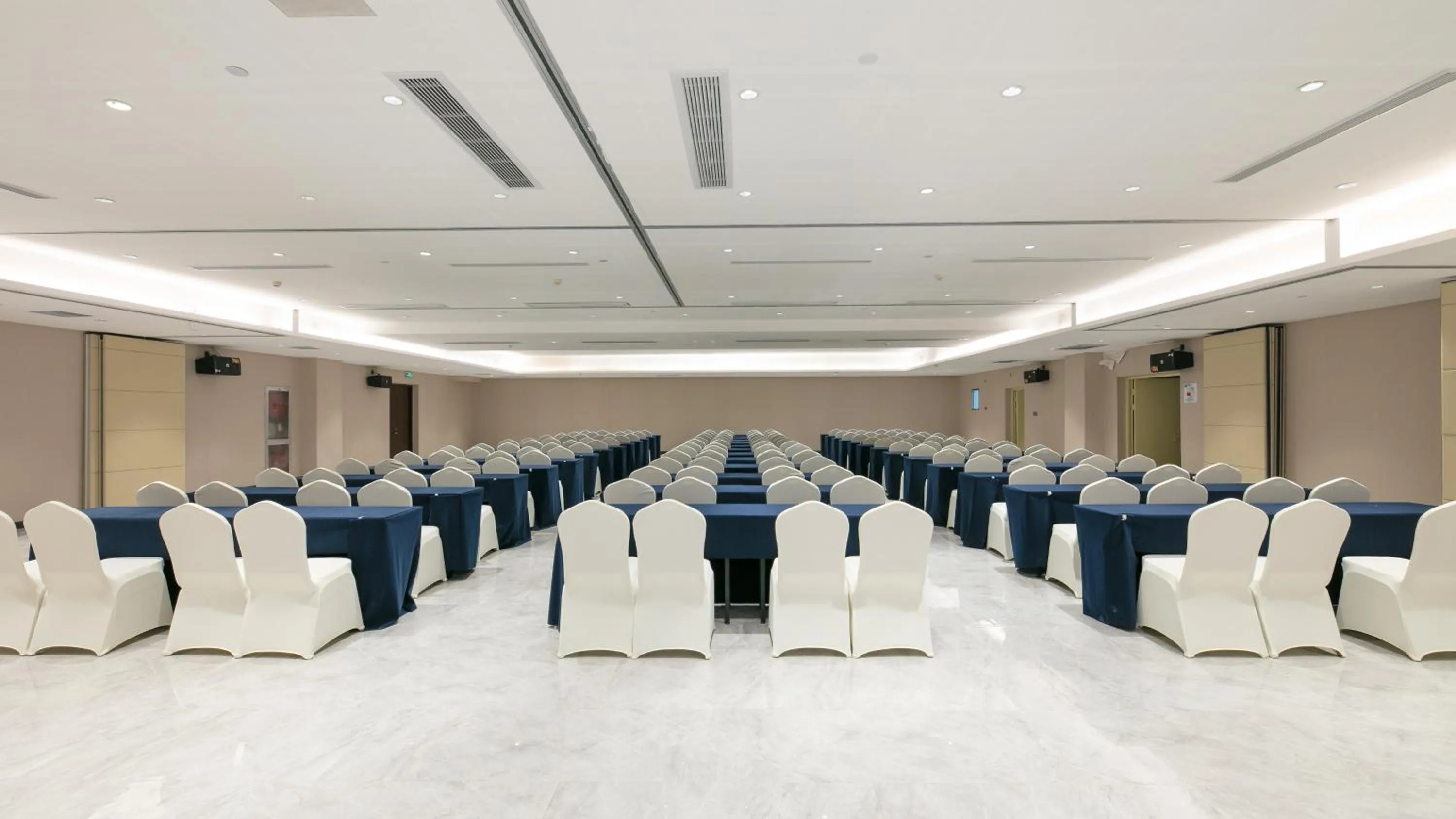 Meeting/conference room in Holiday Inn Express Hangzhou Xixi Tourism Zone by IHG