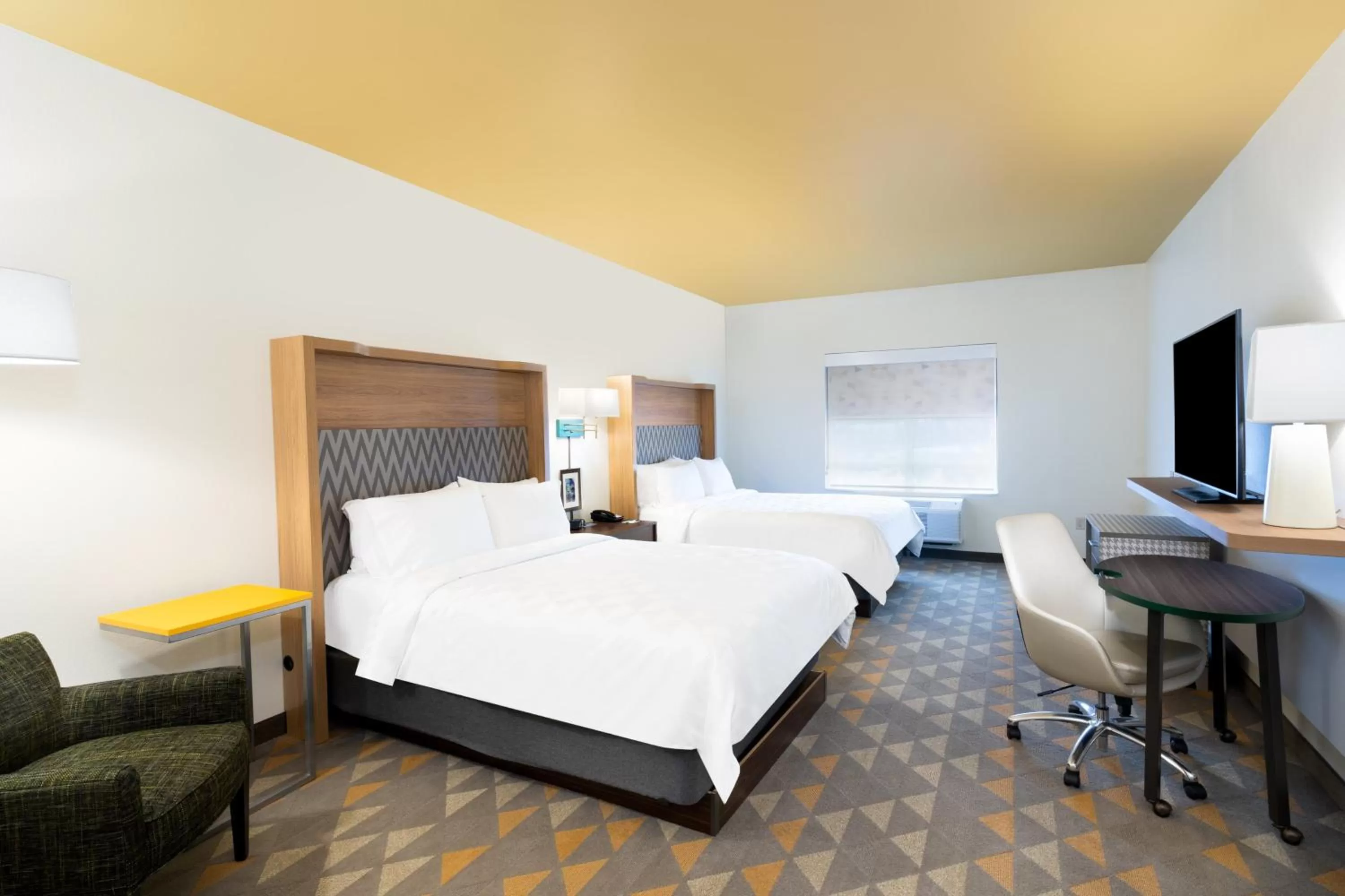 Photo of the whole room, Bed in Holiday Inn & Suites Memphis Southeast-Germantown by IHG