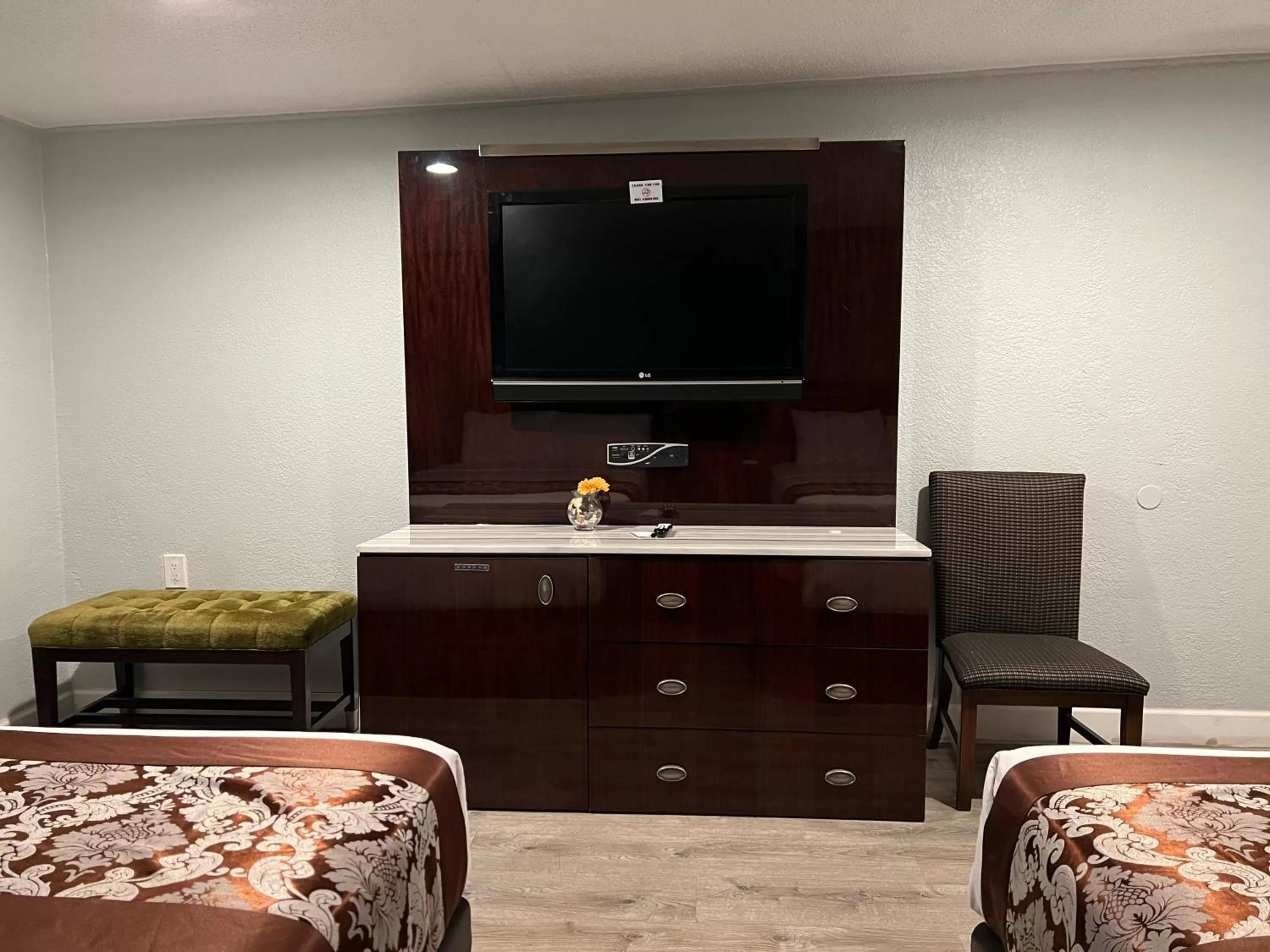 TV/Entertainment Center in Relax Inn