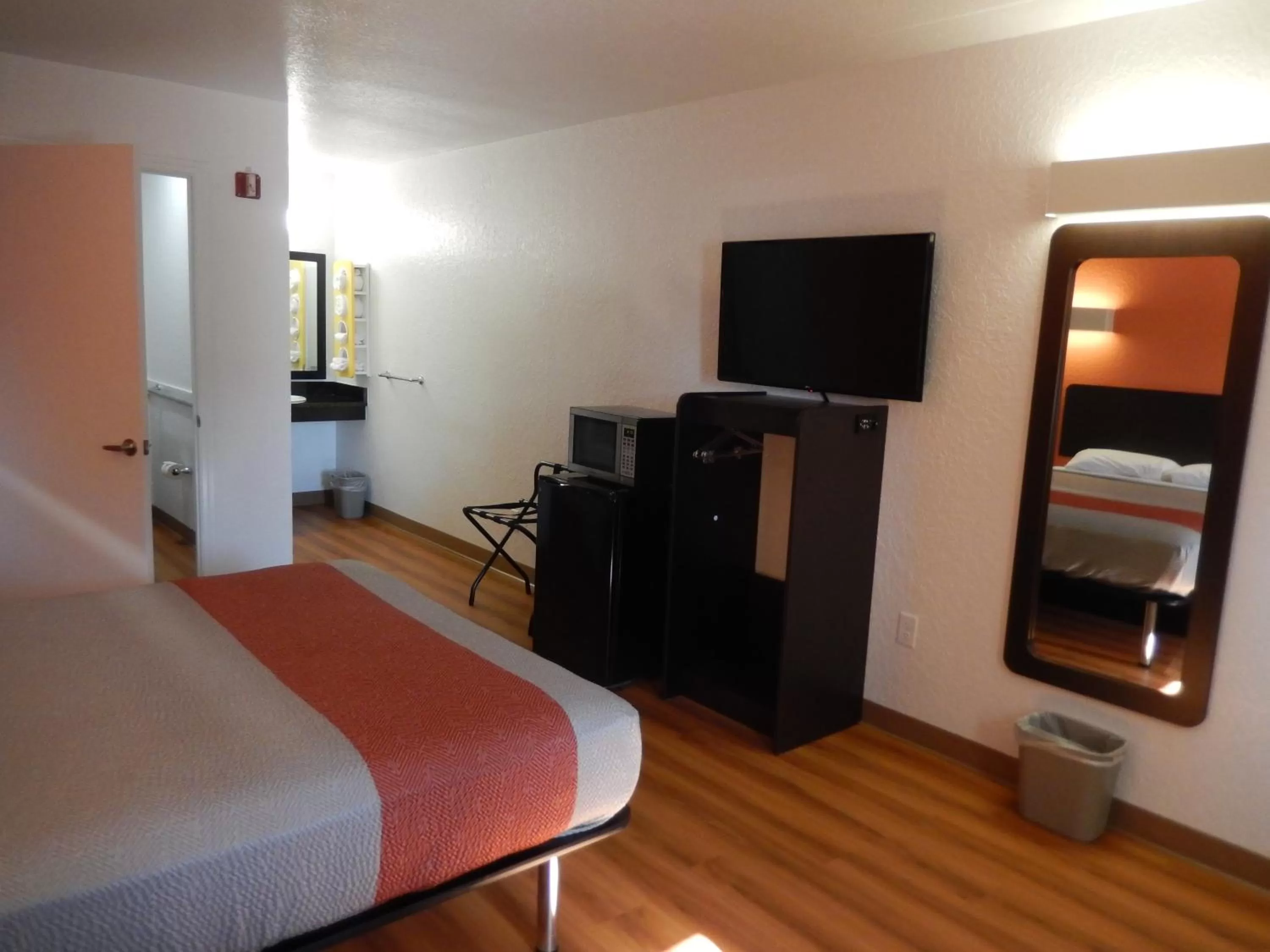 Property building, Bed in Motel 6-Moultrie, GA