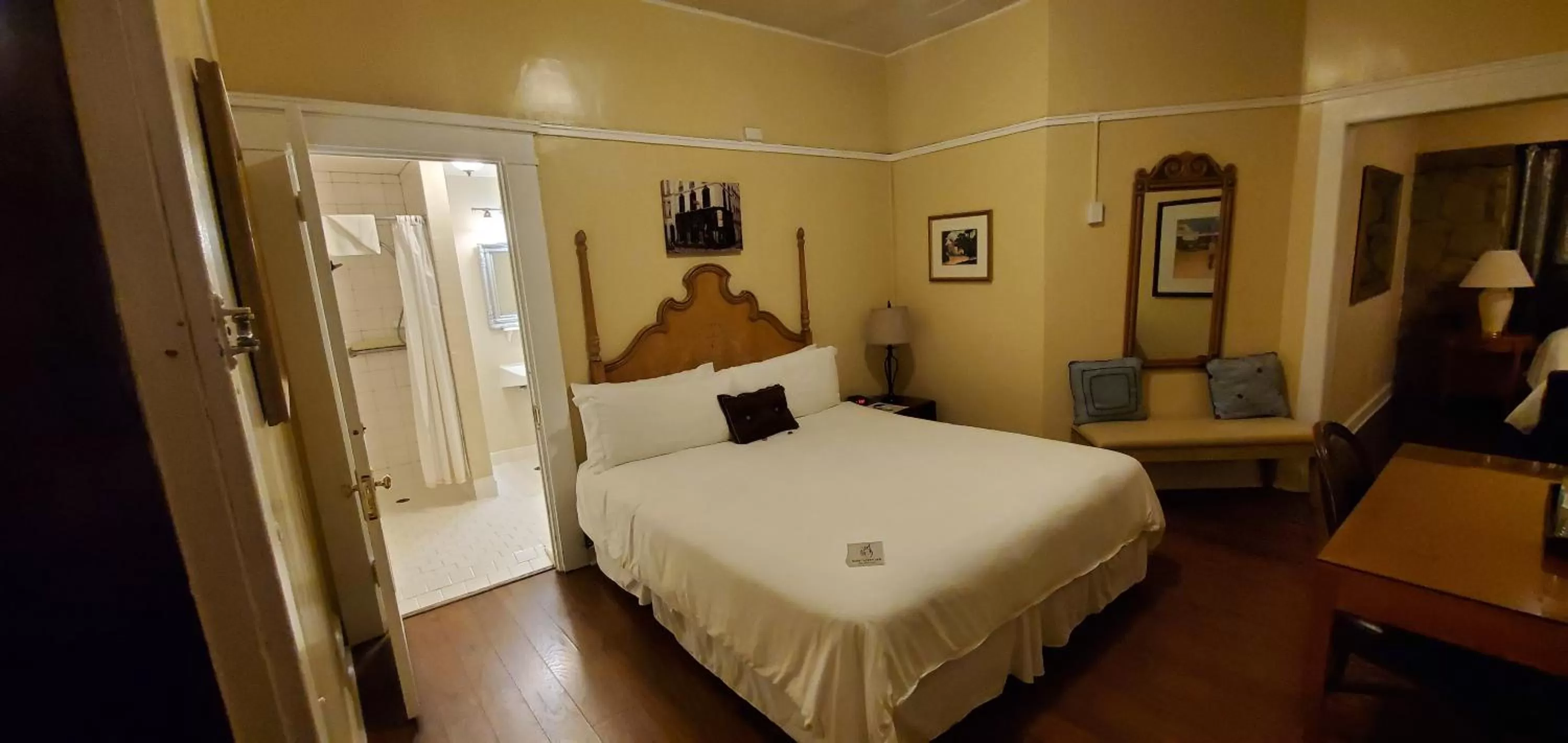 Bed in Glen Tavern Inn