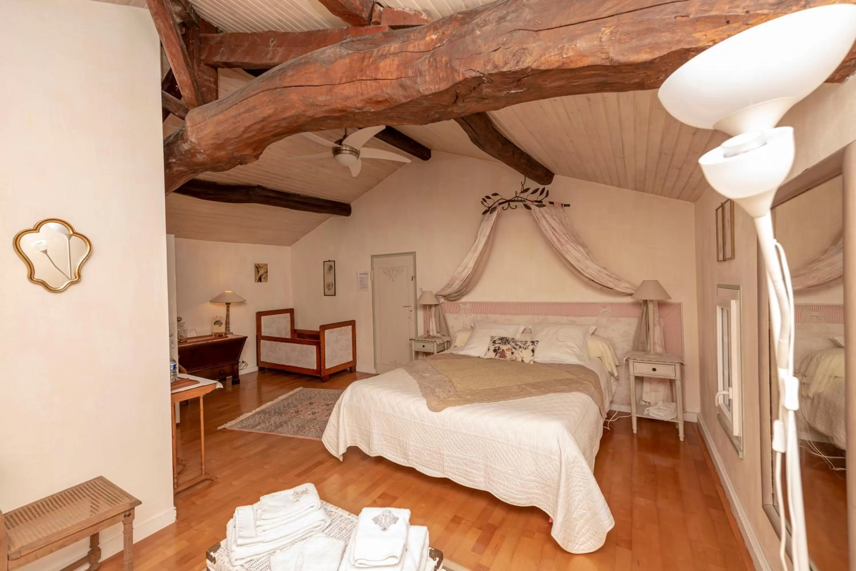 Photo of the whole room, Bed in Chambres d'hôtes de charme au REFUGE DU PEINTRE prés de St Emilion