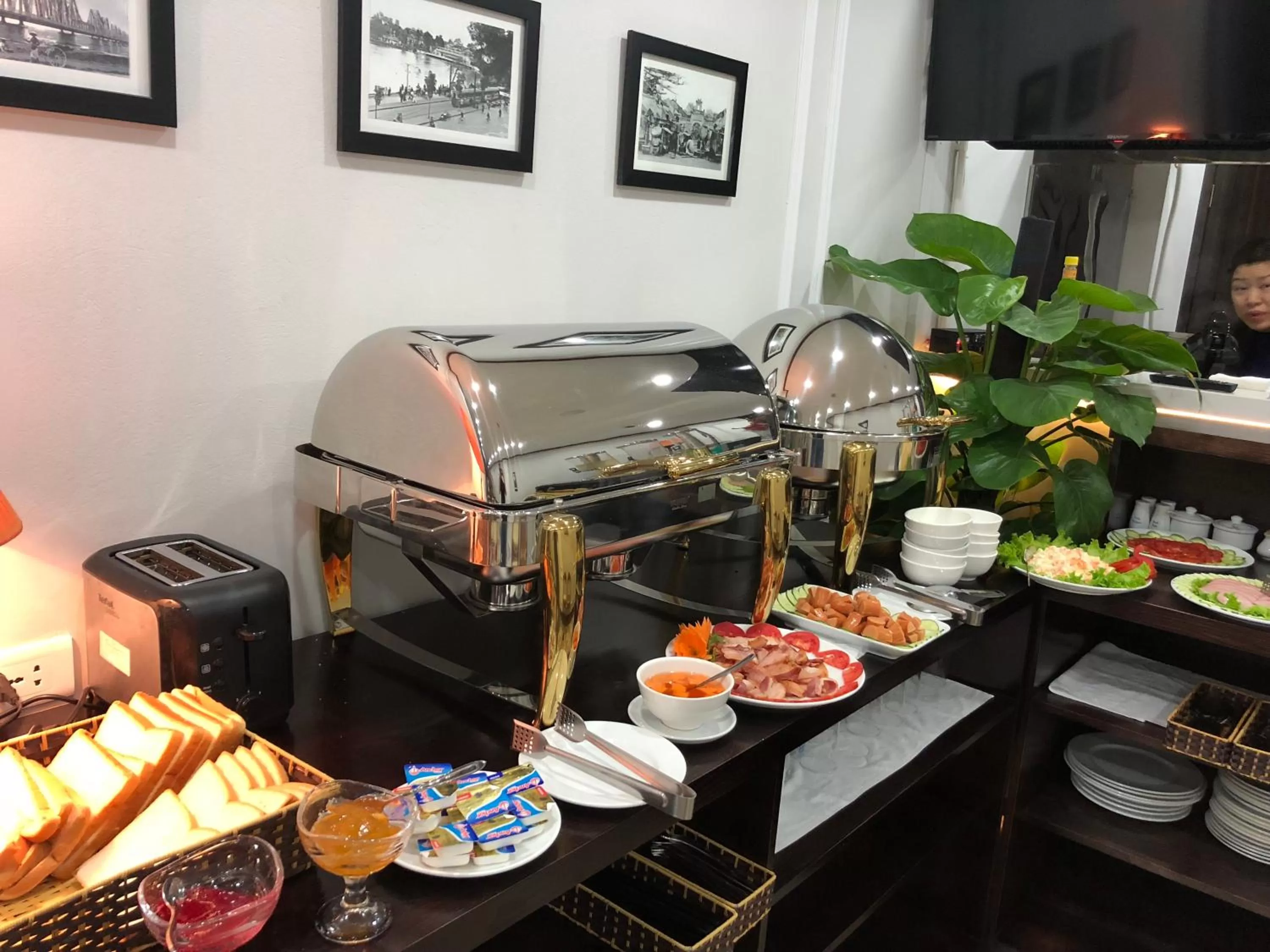 Restaurant/places to eat in MayFlower Hotel- Central Old Quarter