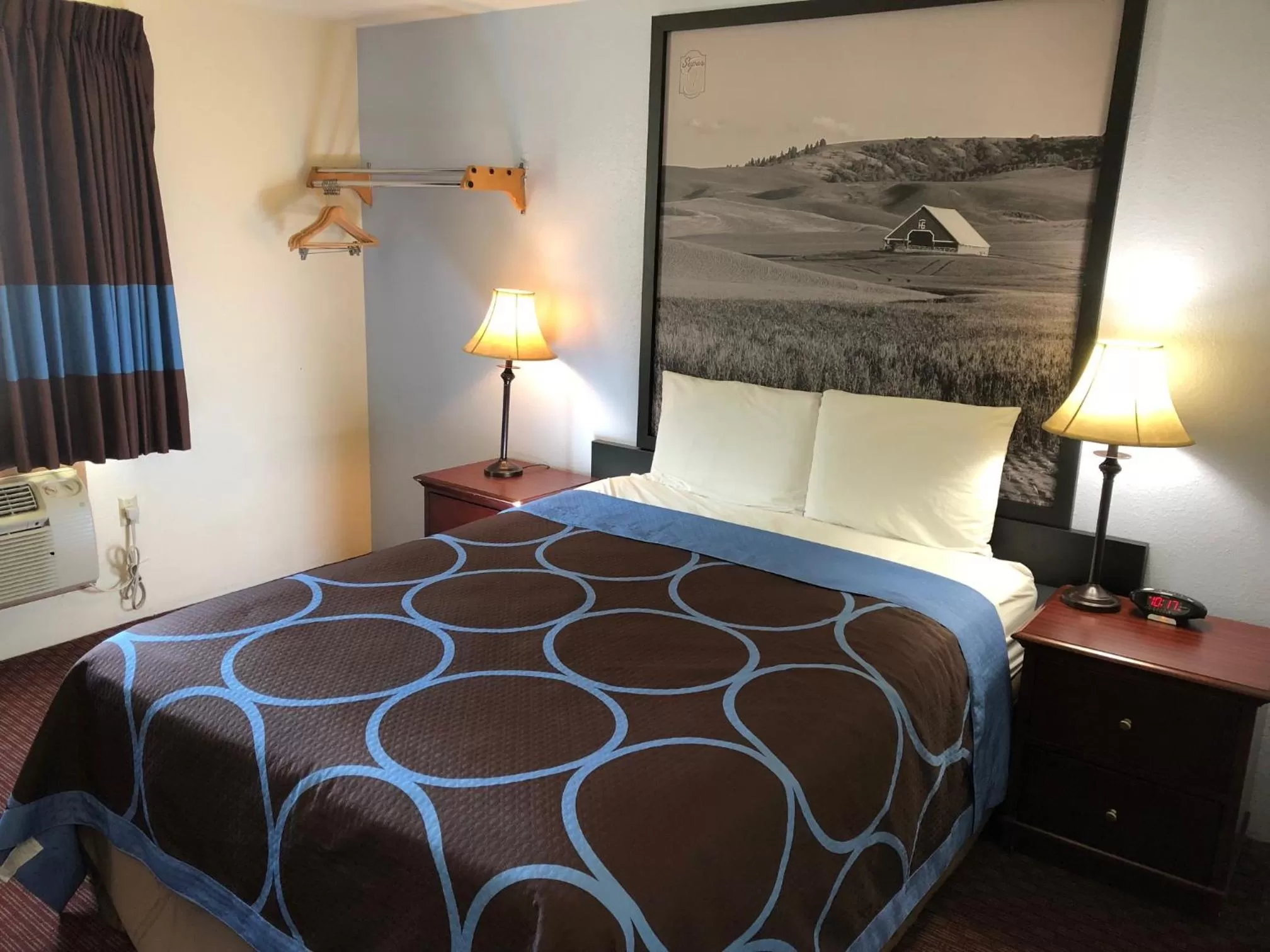 Bedroom, Bed in Super 8 by Wyndham Lewiston