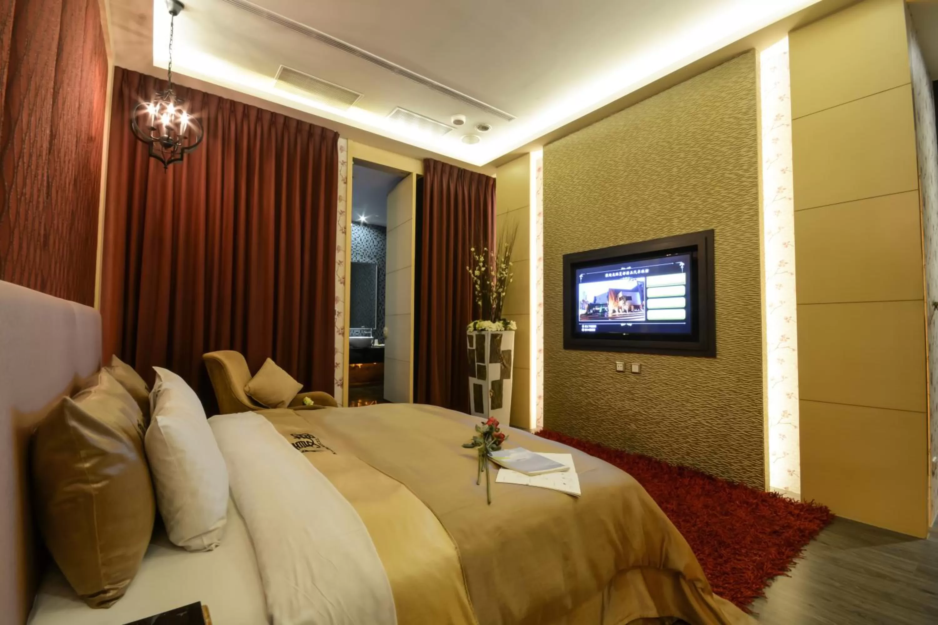 Decorative detail, Bed in Xiadu Motel