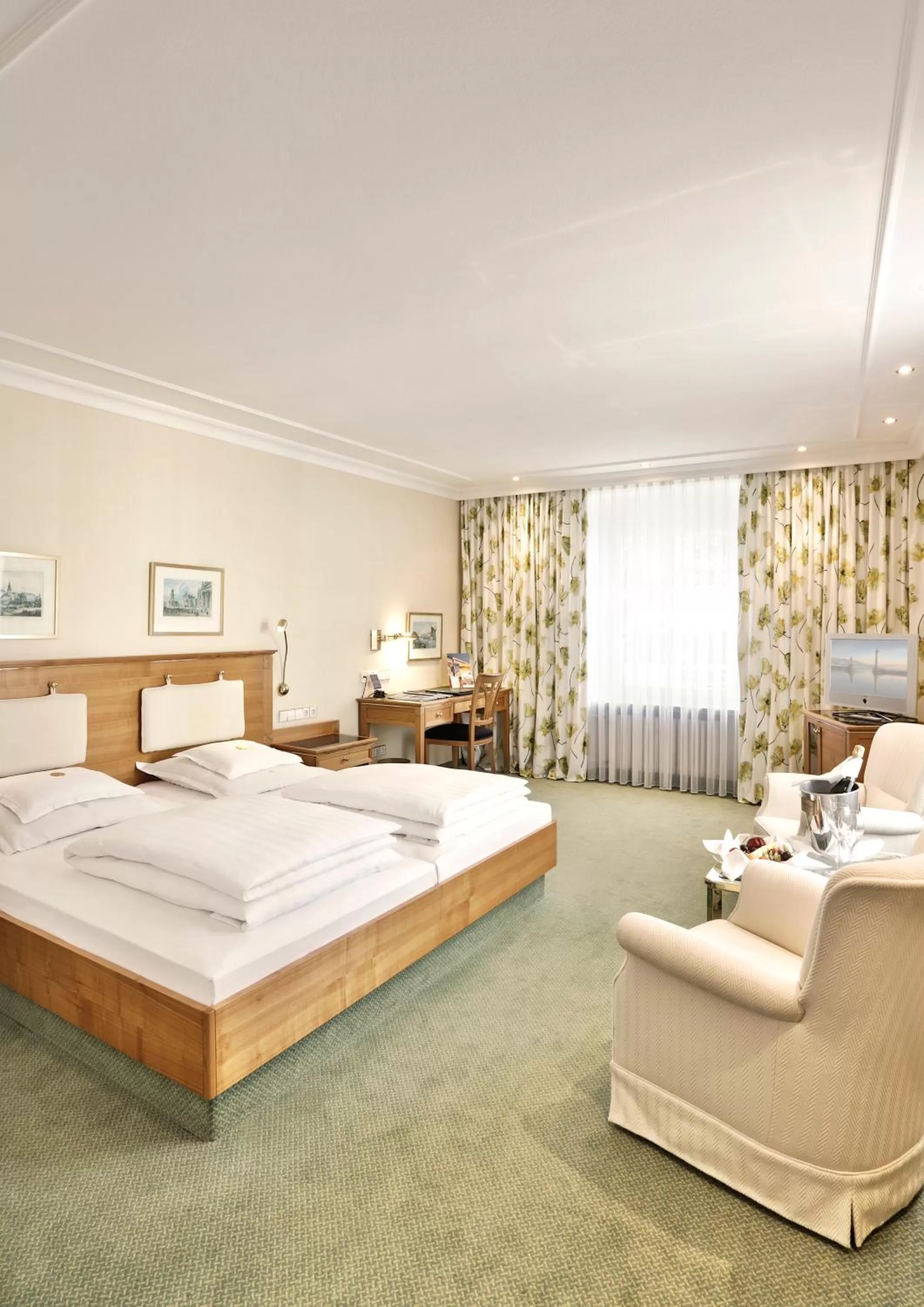 Photo of the whole room, Bed in Hotel Bayerischer Hof