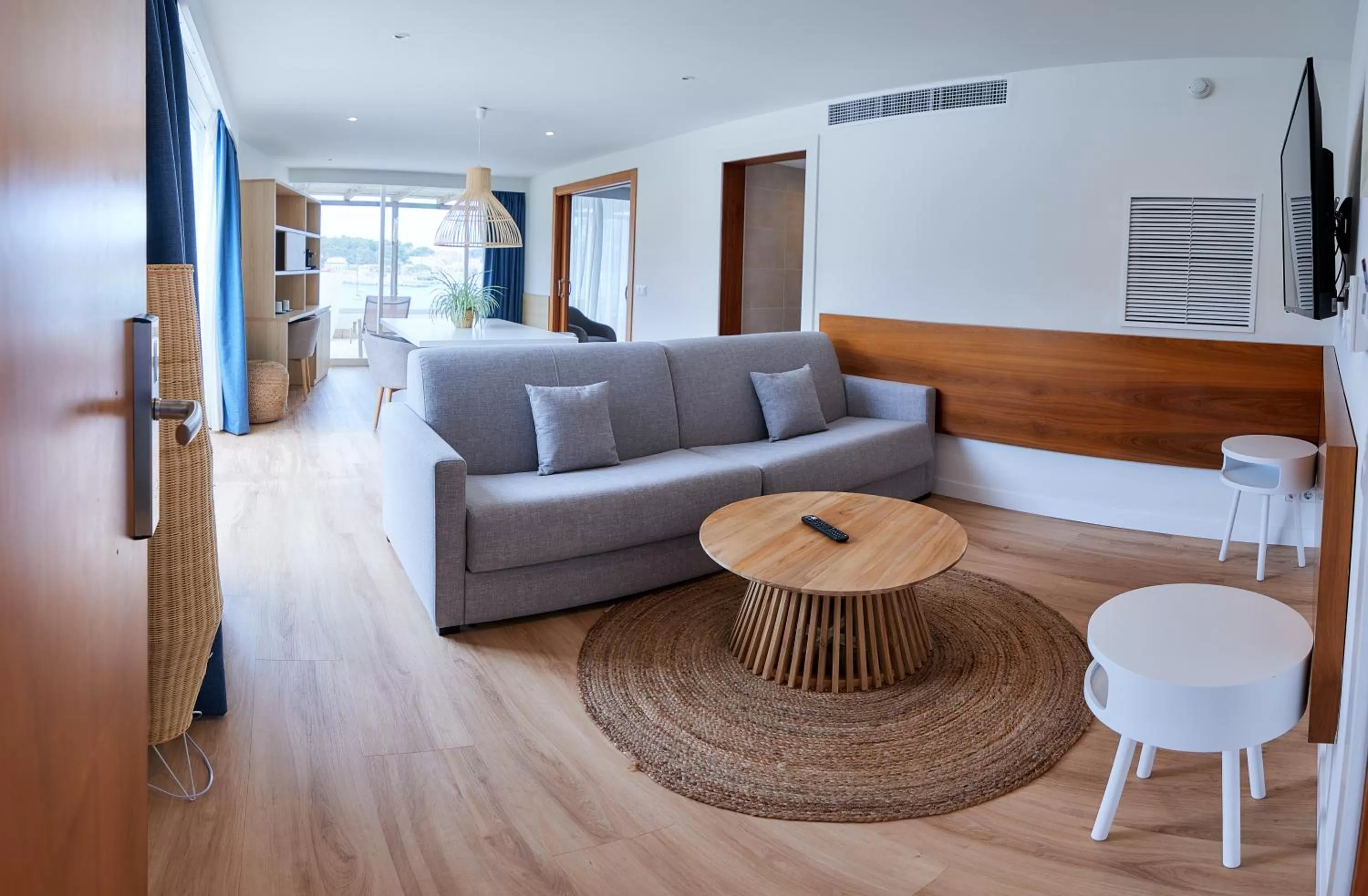 Photo of the whole room in Los Geranios