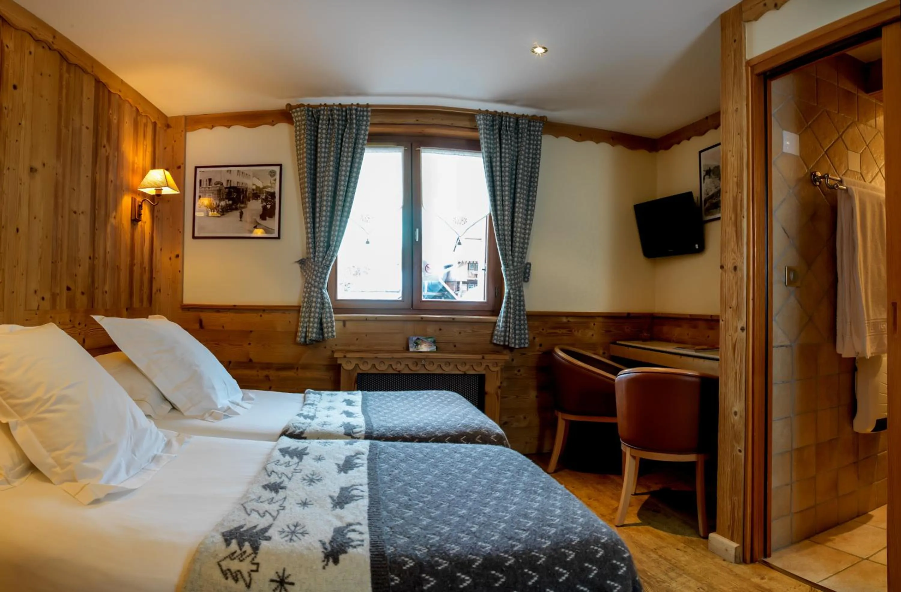 Photo of the whole room, Bed in Auberge du Manoir