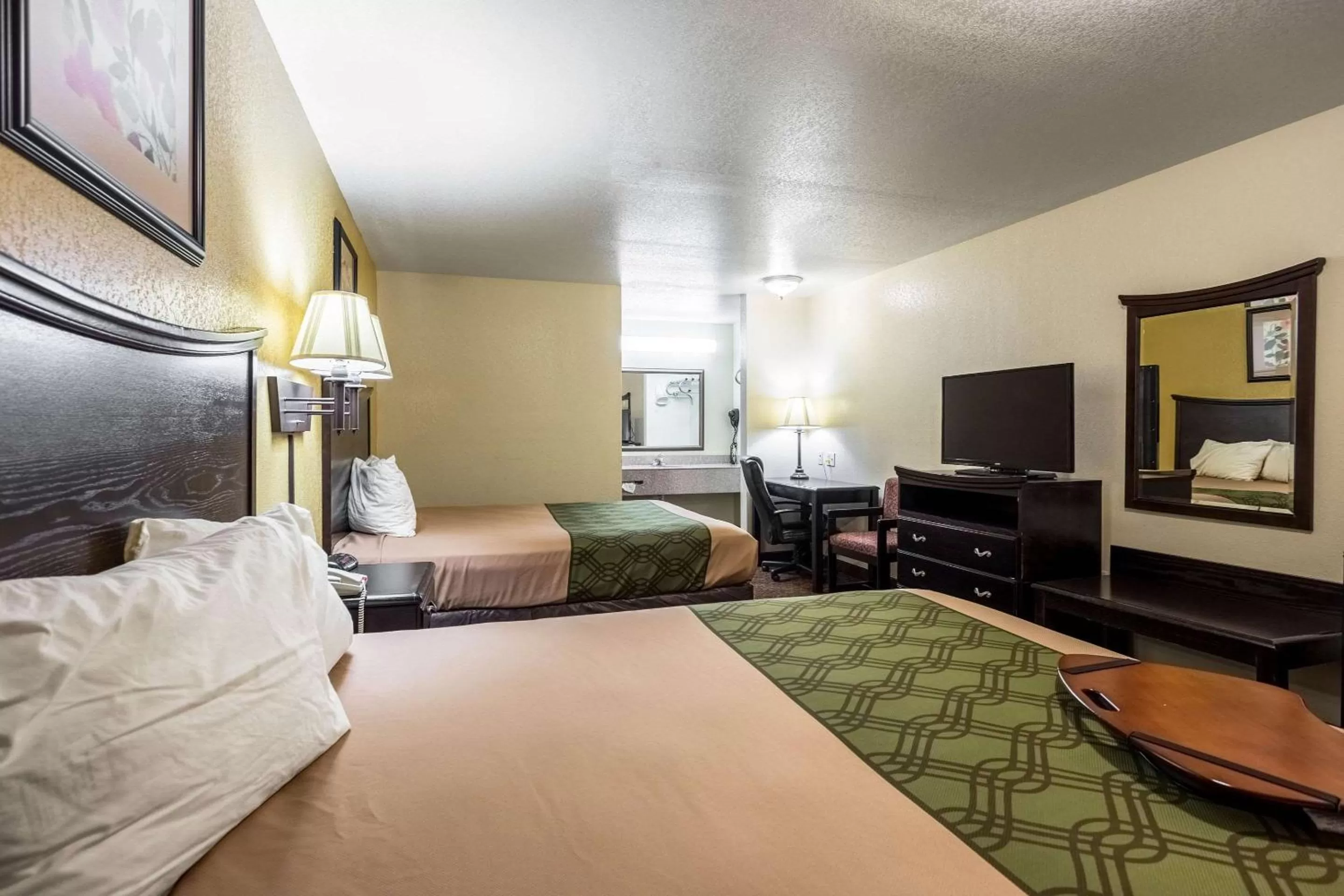 Photo of the whole room, Bed in Econo Lodge Inn & Suites Searcy