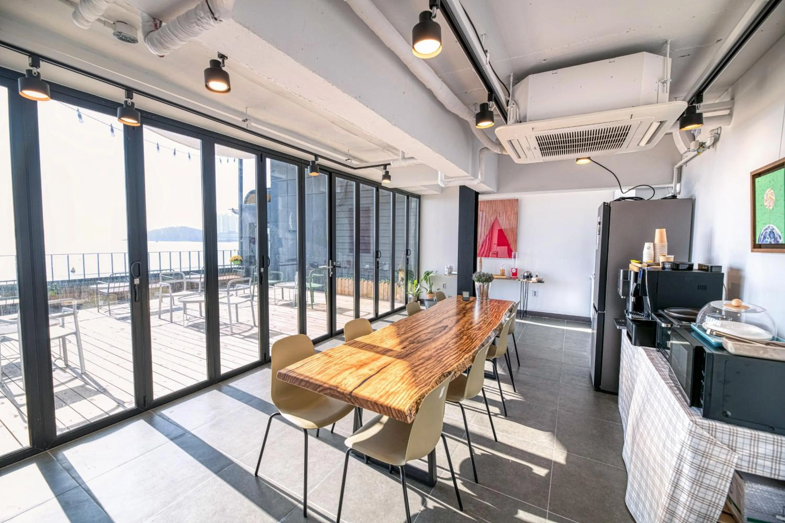 Mipo Oceanside Hotel