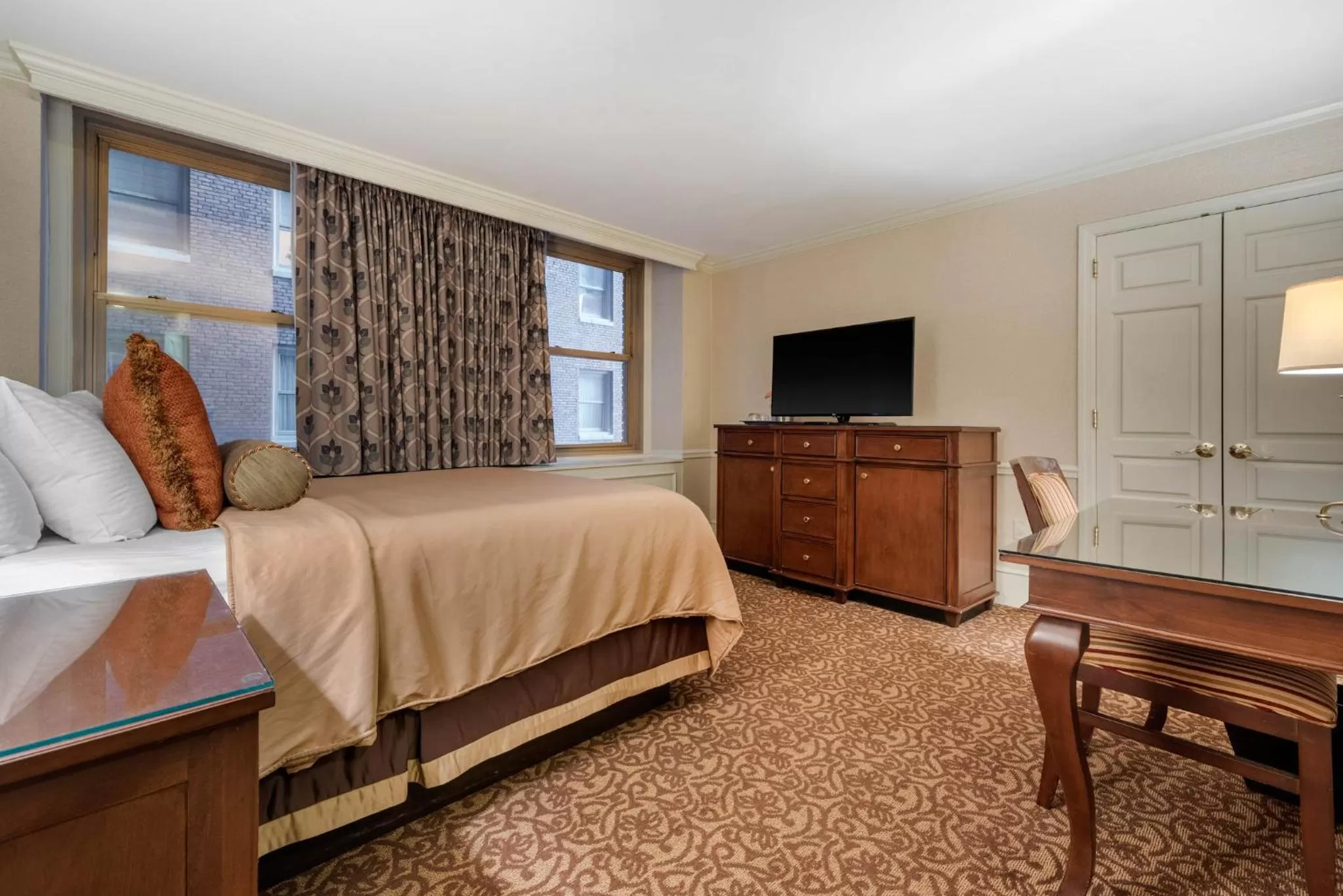Photo of the whole room, Bed in Omni William Penn Hotel