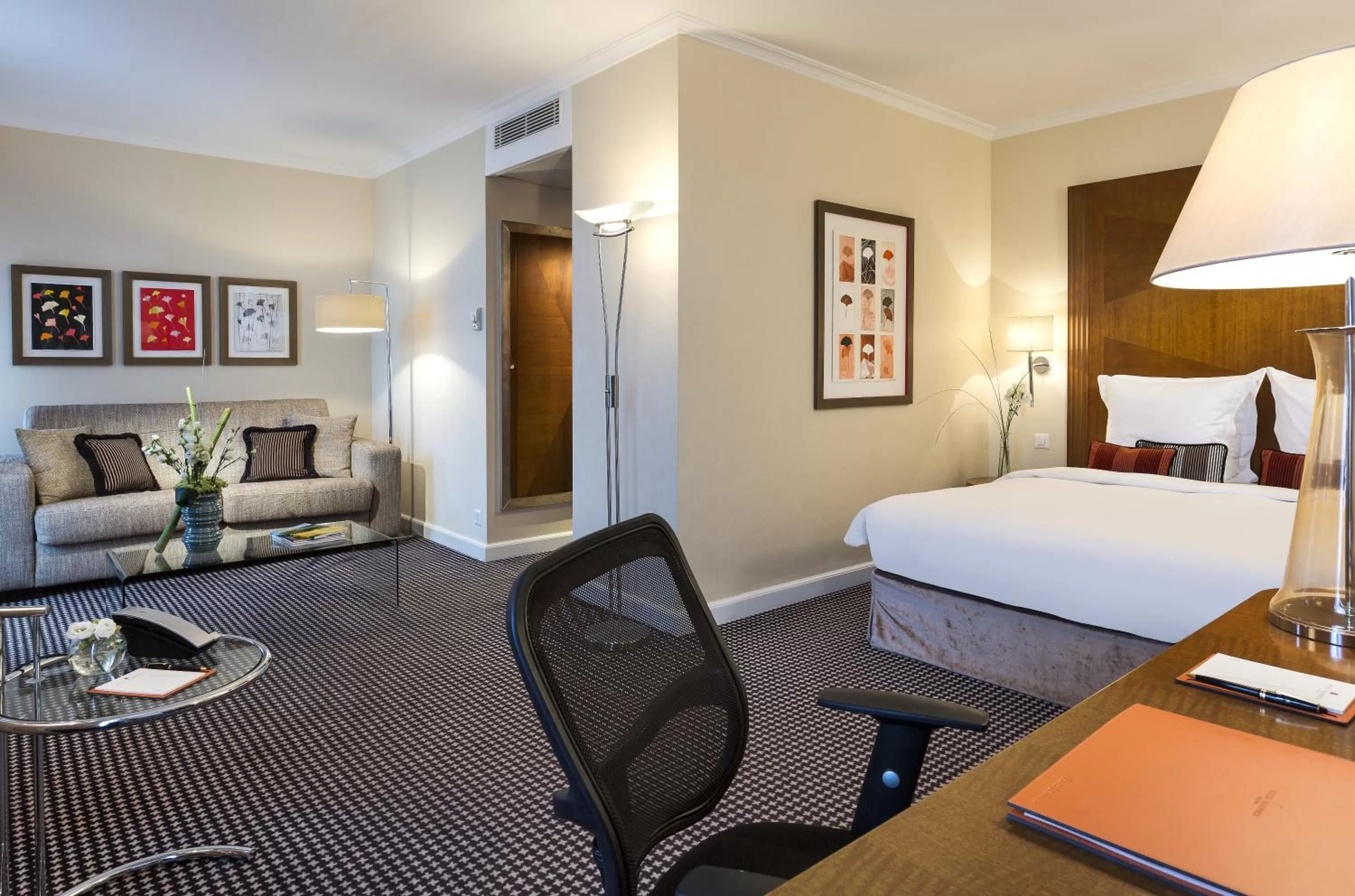 Photo of the whole room, Bed in Warwick Geneva