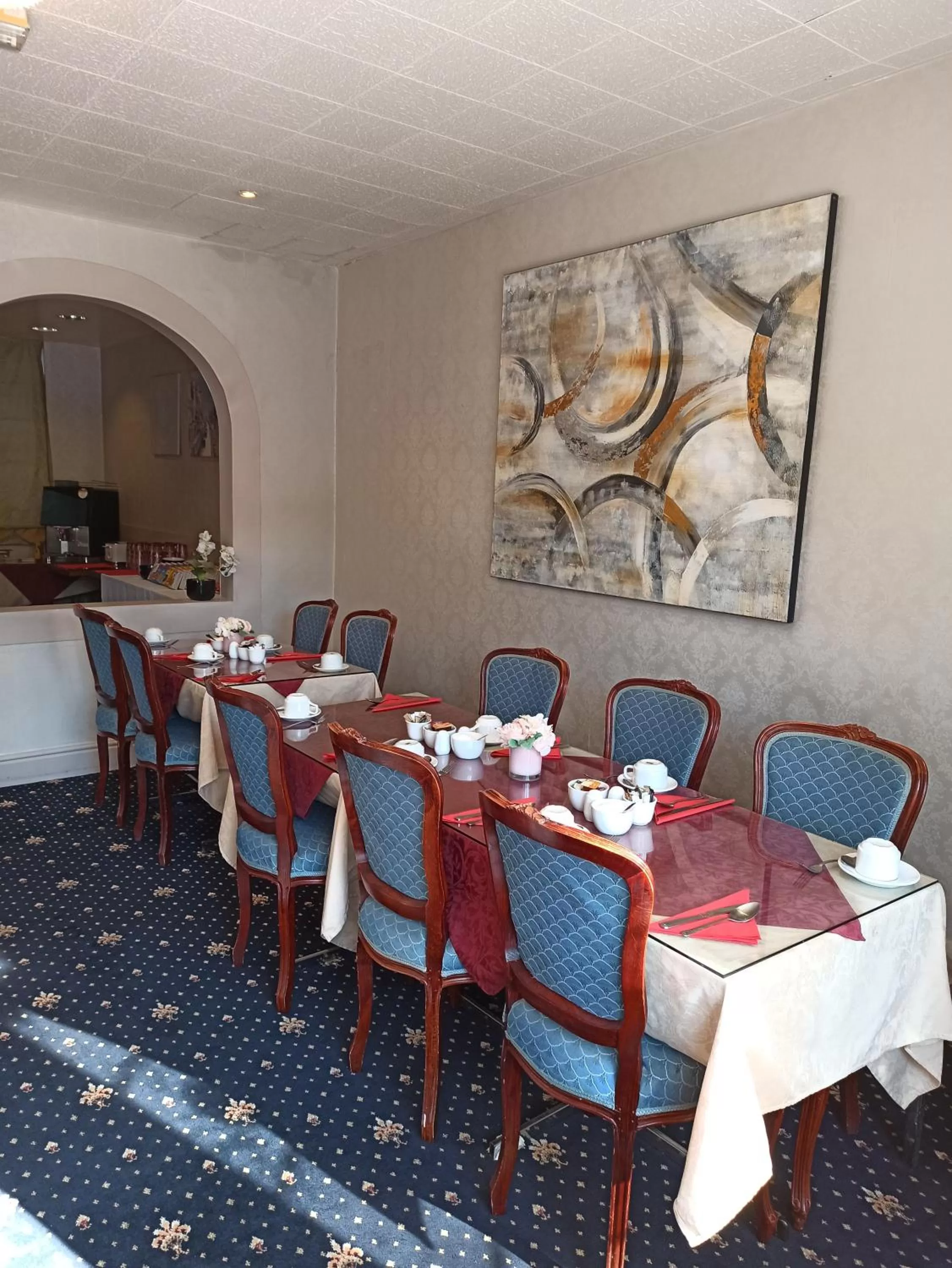 Restaurant/places to eat in Crystal Hotel & Savour