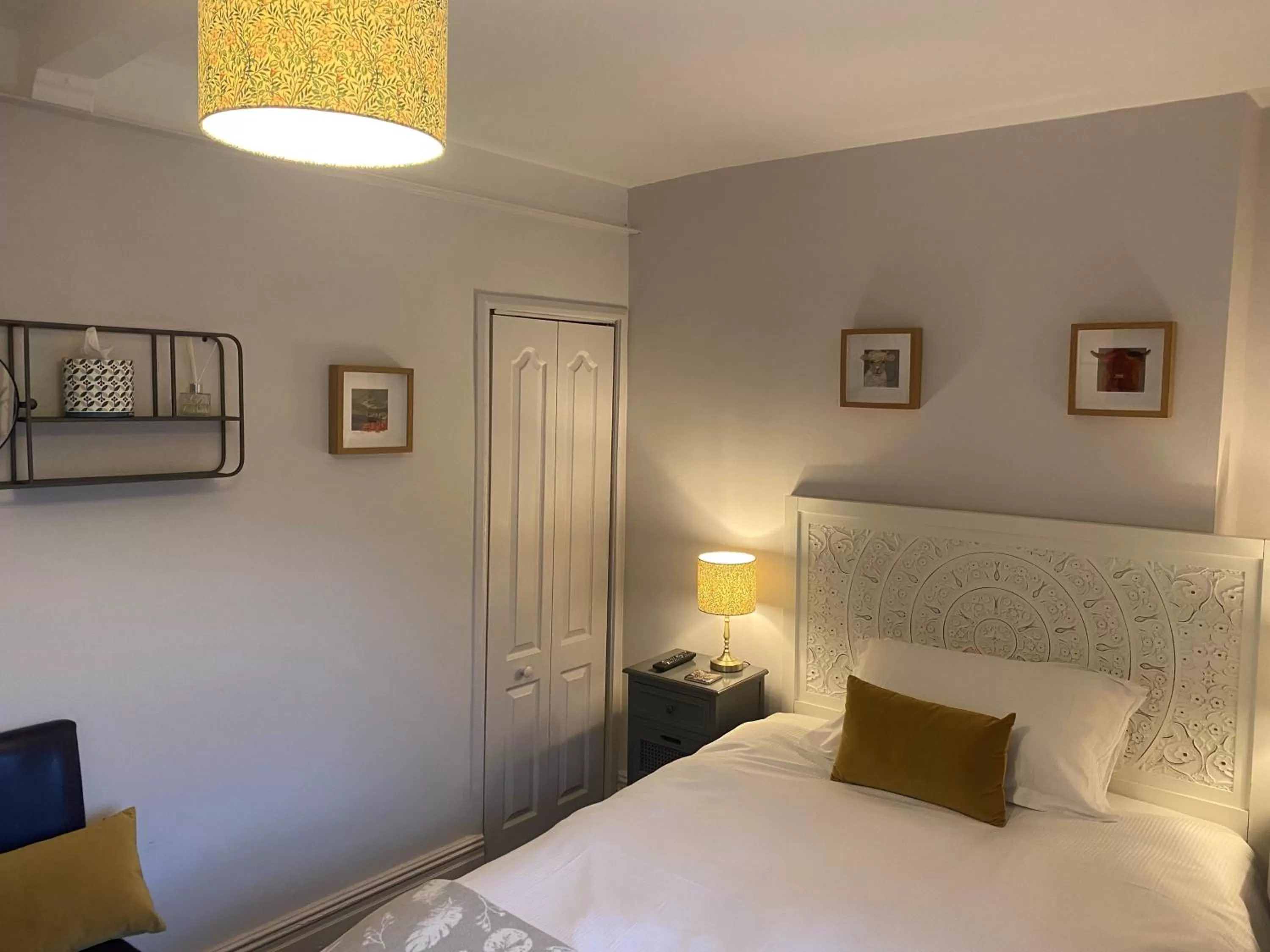 Bed in Talbot House Bed & Breakfast and Tearoom