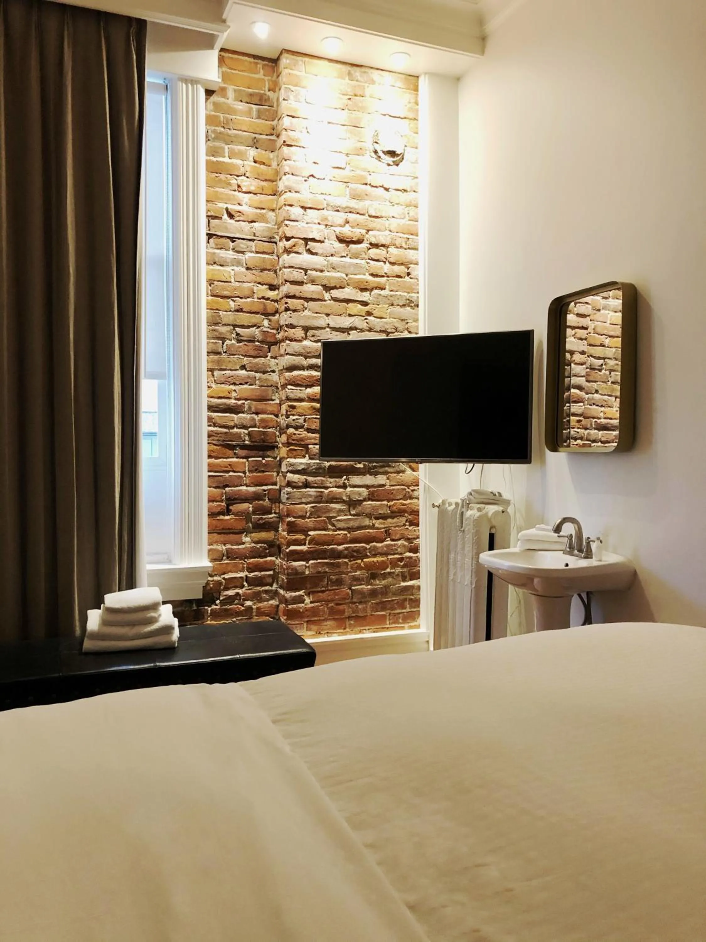 Bedroom, Bed in Victorian Hotel