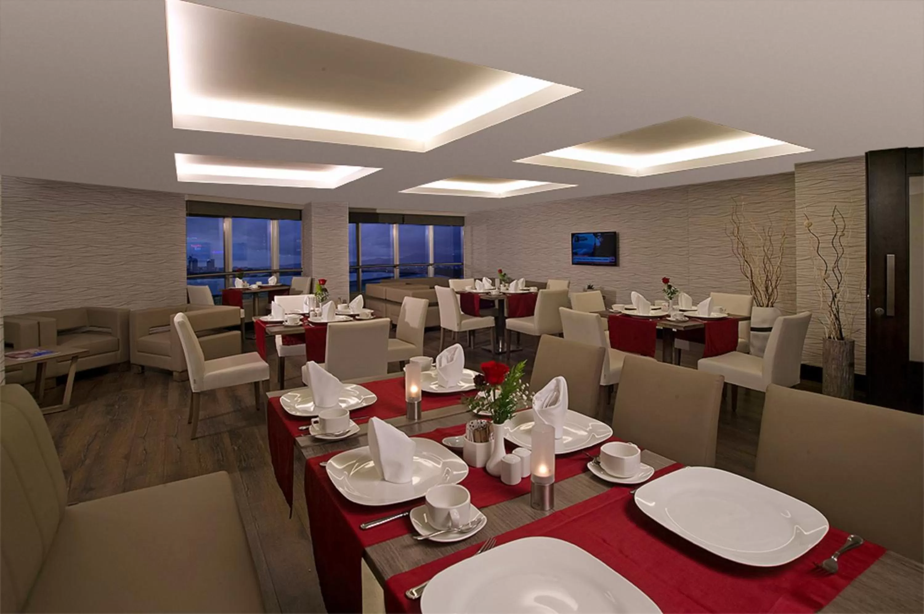 Lounge or bar in Ramada Plaza By Wyndham Izmir