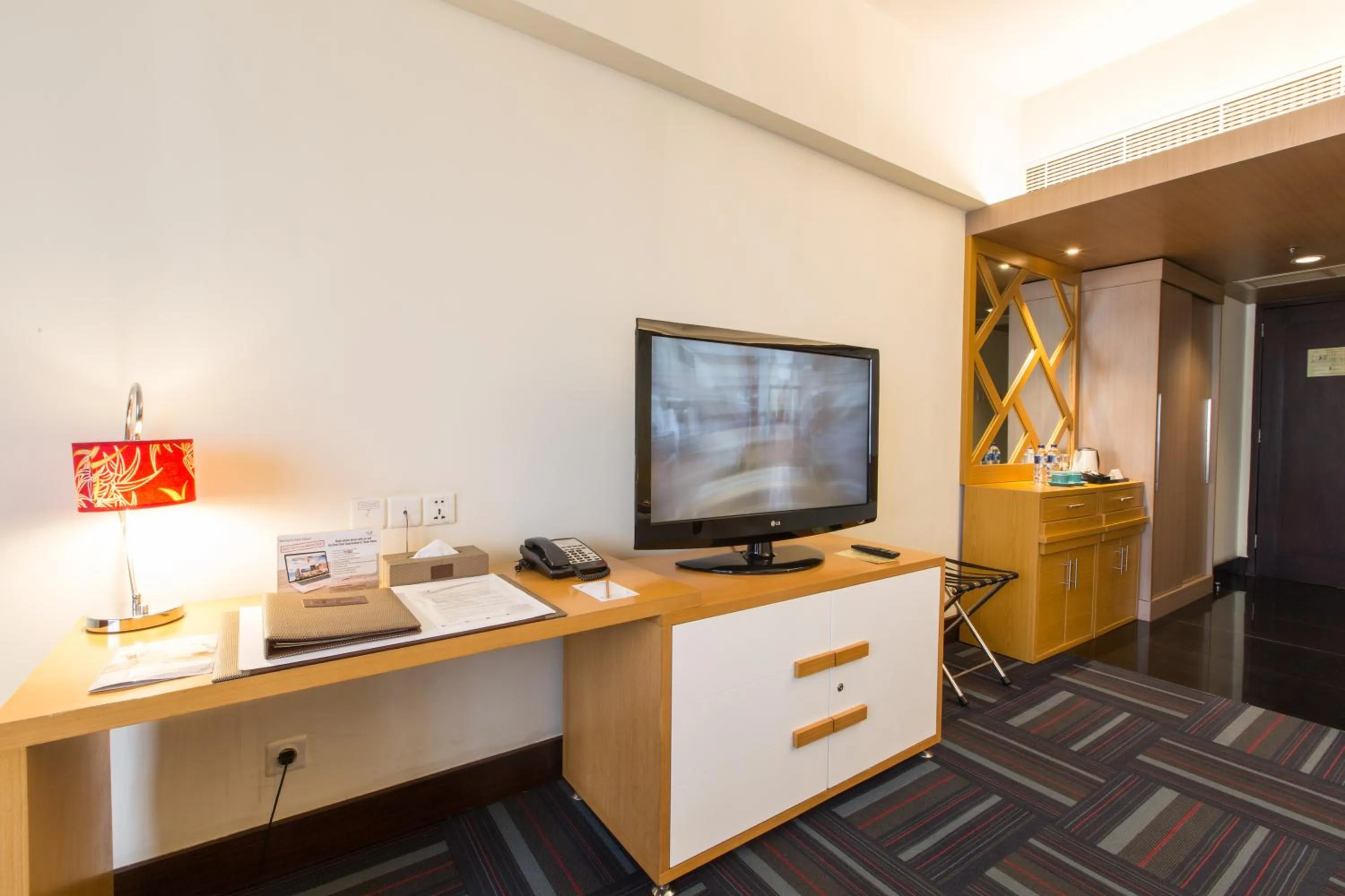 TV and multimedia in Merlynn Park Hotel